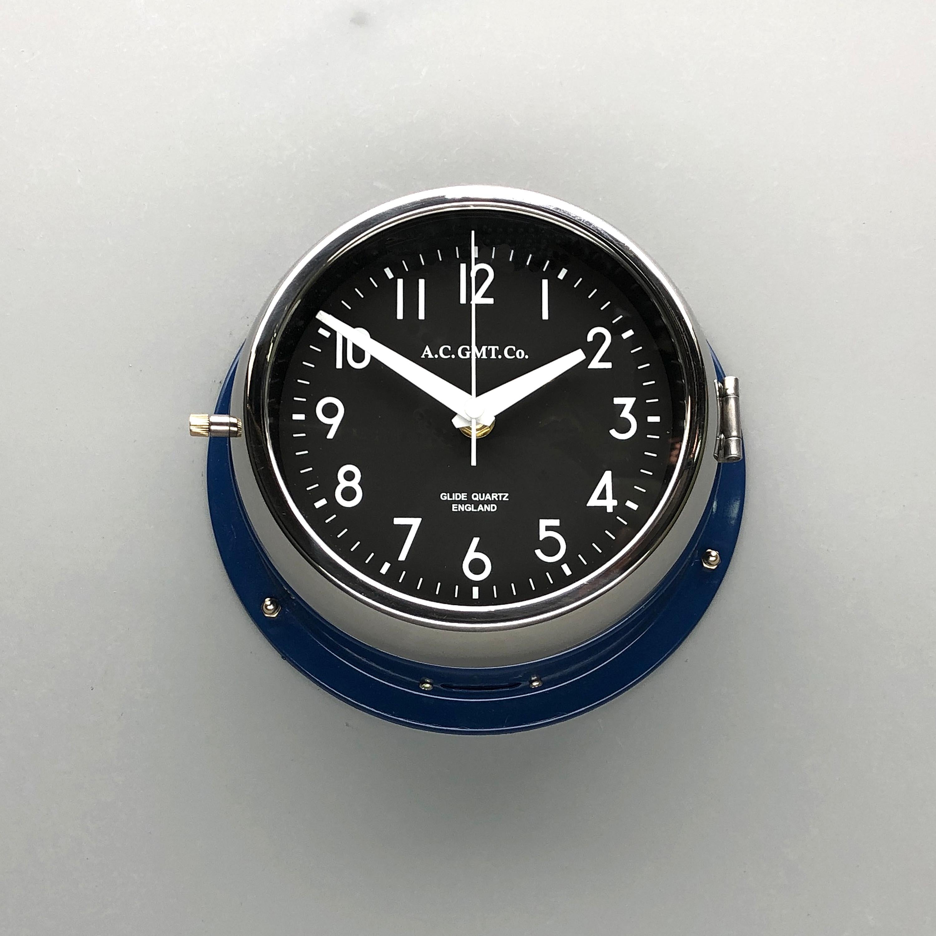 Fait à la machine 1970s British Classic Blue & Chrome AC.GMT.Co. Horloge murale industrielle cadran noir en vente