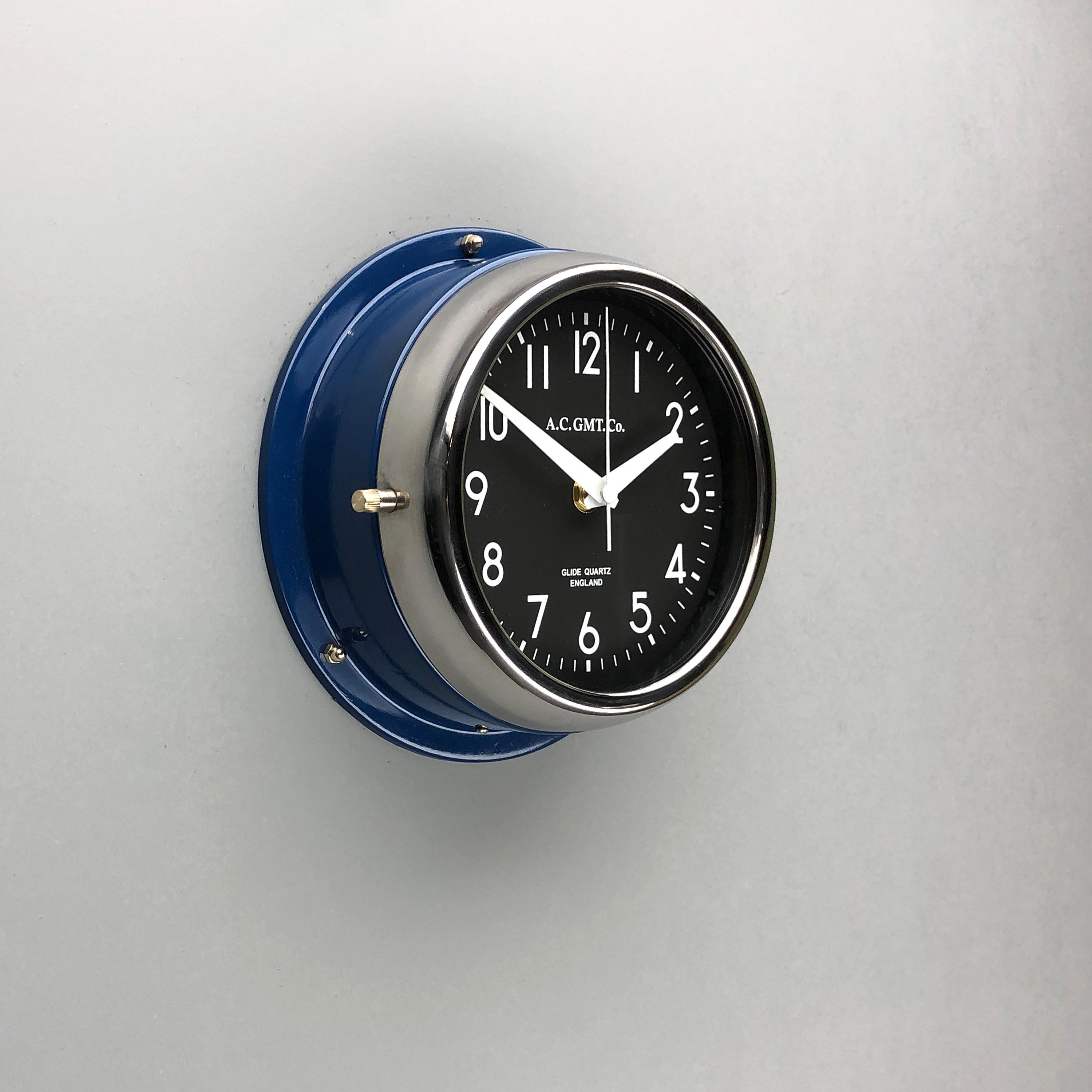 Acier 1970s British Classic Blue & Chrome AC.GMT.Co. Horloge murale industrielle cadran noir en vente