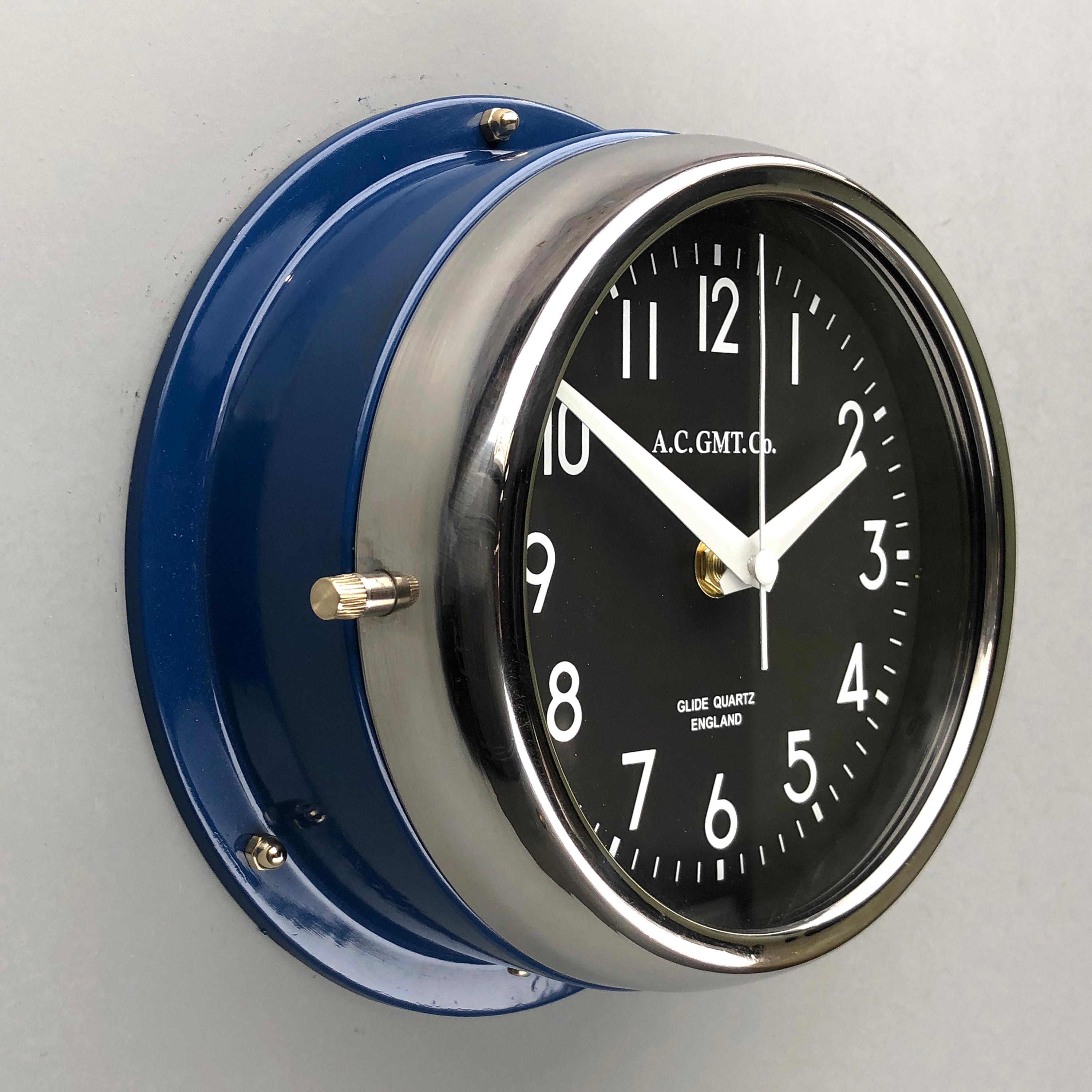 1970s British Classic Blue & Chrome AC.GMT.Co. Horloge murale industrielle cadran noir en vente 1