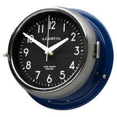 AC.GMT.Co., British Classic Blue & Chrome, années 1970 Horloge murale industrielle avec cadran noir