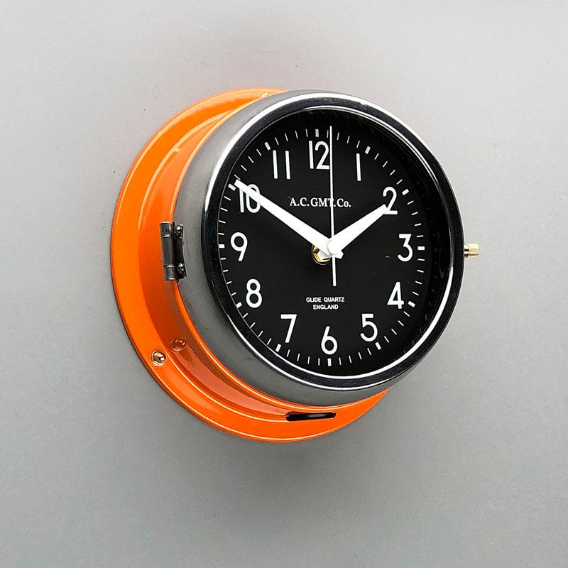 AC GMT Co., britannique, orange et chrome, années 1970 Horloge murale industrielle avec cadran noir en vente 2