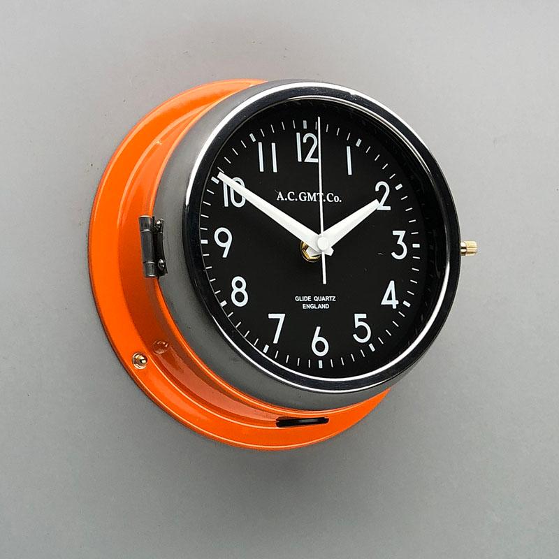 AC GMT Co., britannique, orange et chrome, années 1970 Horloge murale industrielle avec cadran noir en vente 3