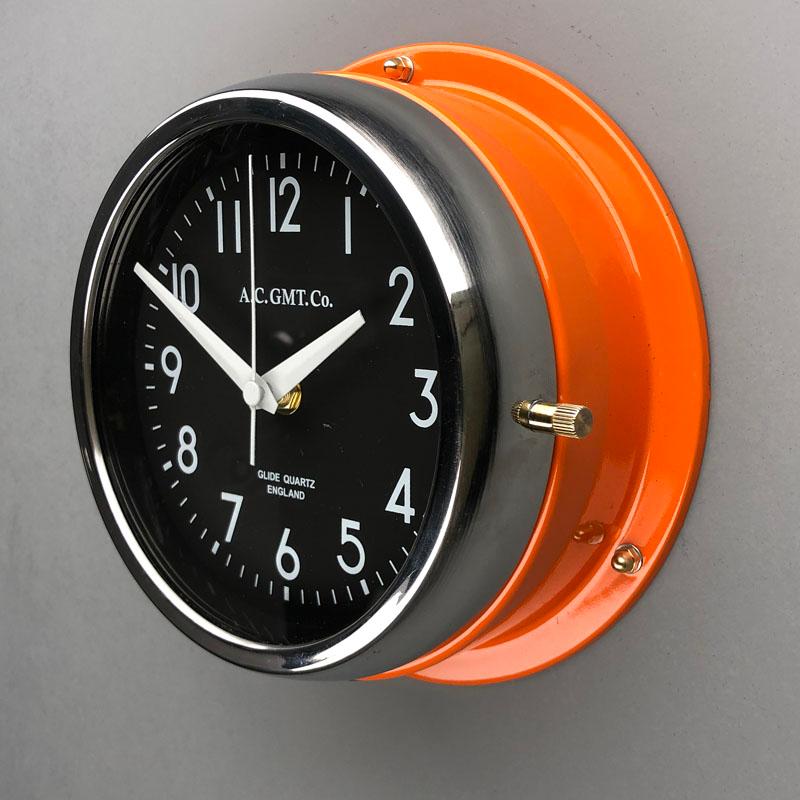 AC GMT Co., britannique, orange et chrome, années 1970 Horloge murale industrielle avec cadran noir en vente 4