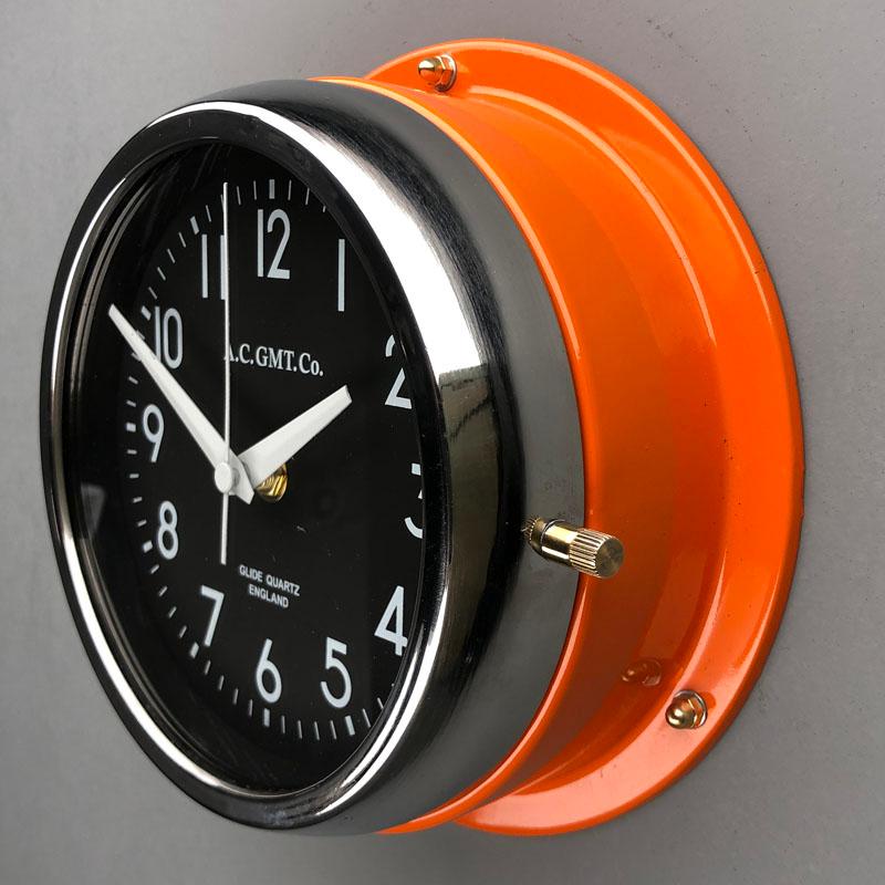 AC GMT Co., britannique, orange et chrome, années 1970 Horloge murale industrielle avec cadran noir en vente 5