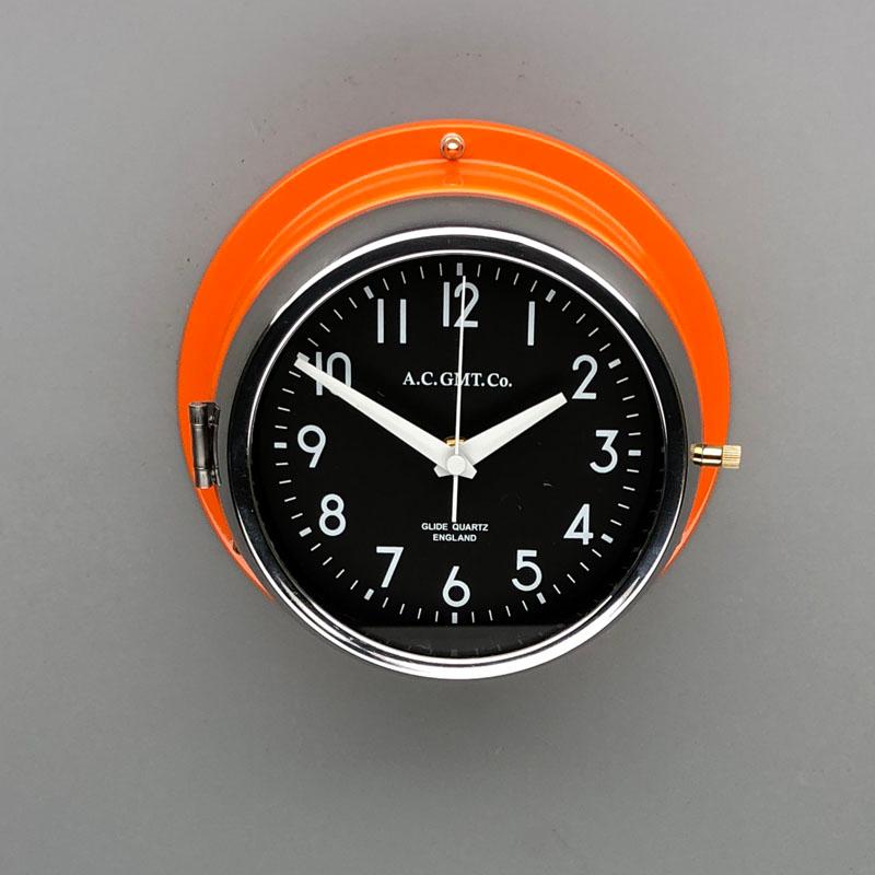 AC GMT Co., britannique, orange et chrome, années 1970 Horloge murale industrielle avec cadran noir en vente 6