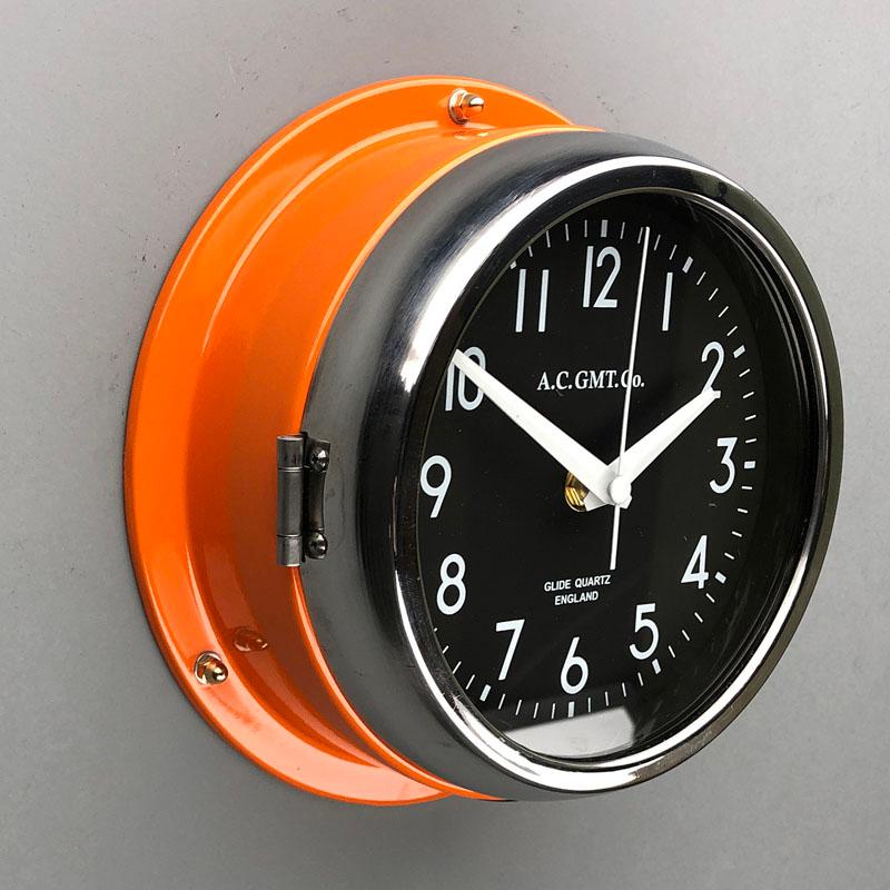 AC GMT Co., britannique, orange et chrome, années 1970 Horloge murale industrielle avec cadran noir en vente 7