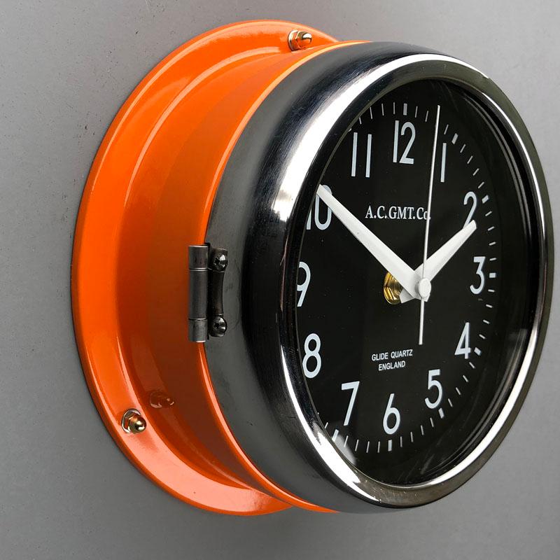 AC GMT Co., britannique, orange et chrome, années 1970 Horloge murale industrielle avec cadran noir en vente 9