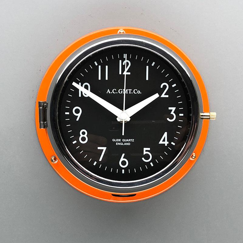 AC GMT Co., britannique, orange et chrome, années 1970 Horloge murale industrielle avec cadran noir en vente 10