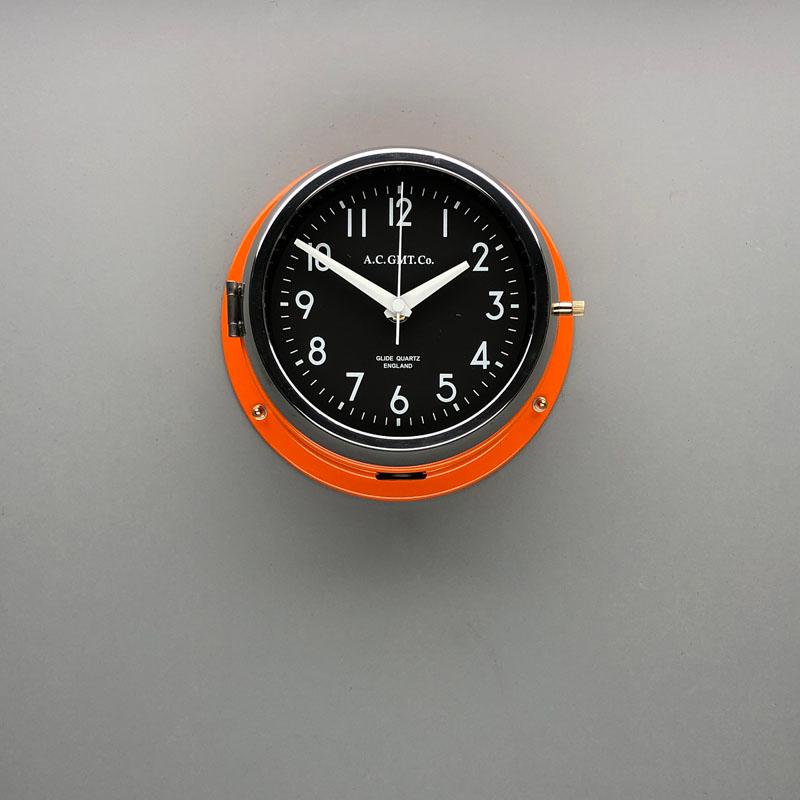 Industriel AC GMT Co., britannique, orange et chrome, années 1970 Horloge murale industrielle avec cadran noir en vente