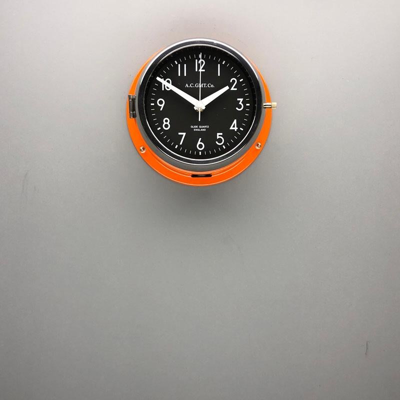 Anglais AC GMT Co., britannique, orange et chrome, années 1970 Horloge murale industrielle avec cadran noir en vente