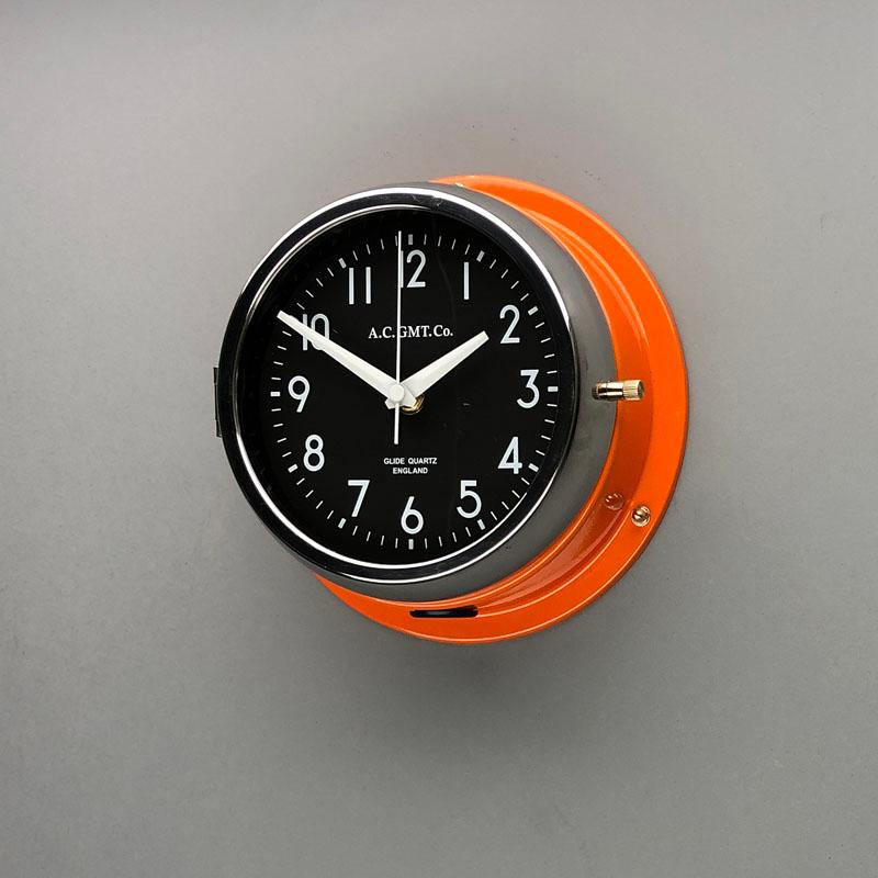 Vernissé AC GMT Co., britannique, orange et chrome, années 1970 Horloge murale industrielle avec cadran noir en vente