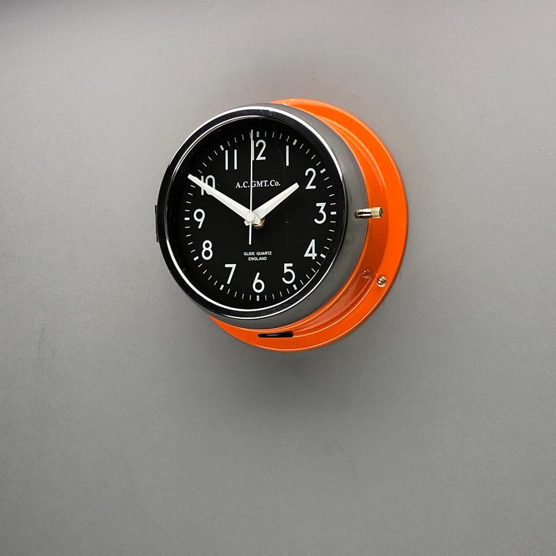 AC GMT Co., britannique, orange et chrome, années 1970 Horloge murale industrielle avec cadran noir Excellent état - En vente à Leicester, Leicestershire