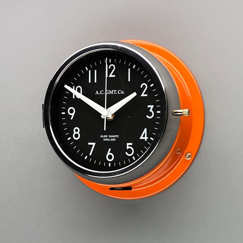 Laiton AC GMT Co., britannique, orange et chrome, années 1970 Horloge murale industrielle avec cadran noir en vente