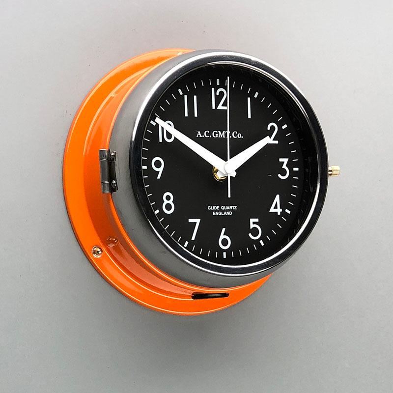 AC GMT Co., britannique, orange et chrome, années 1970 Horloge murale industrielle avec cadran noir en vente 1