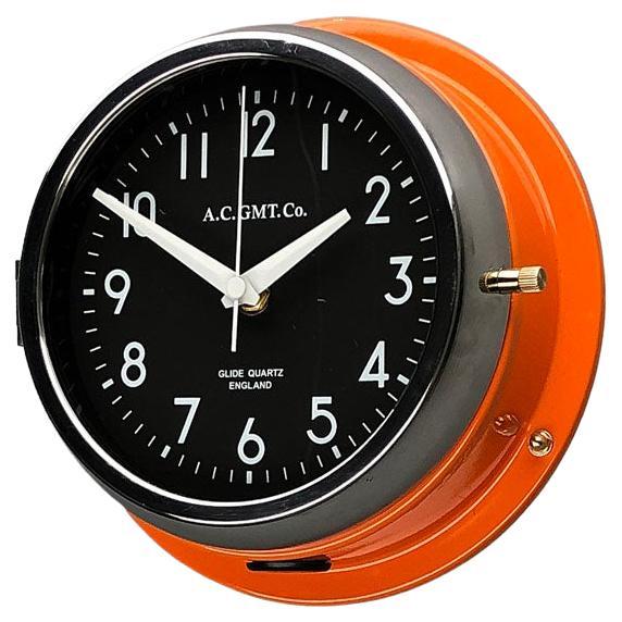 AC GMT Co., britannique, orange et chrome, années 1970 Horloge murale industrielle avec cadran noir en vente