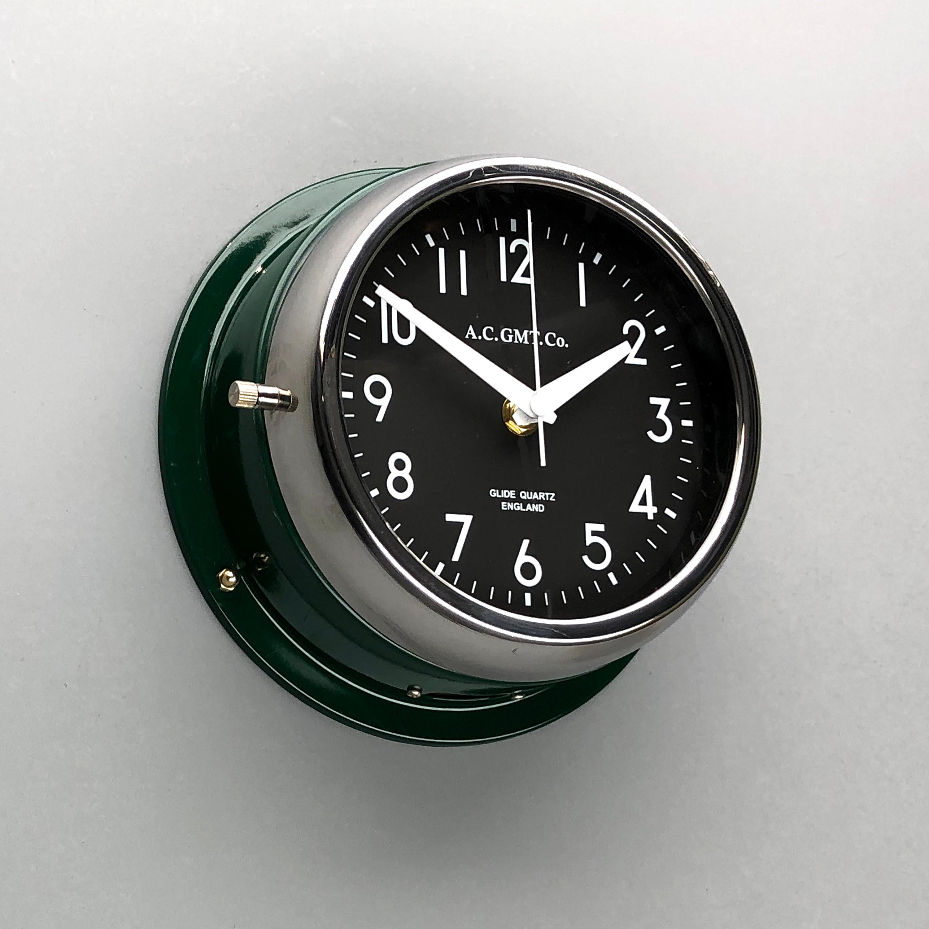Années 1970 British Racing Green AC.GMT.CO. Horloge murale industrielle avec lunette chromée  en vente 2