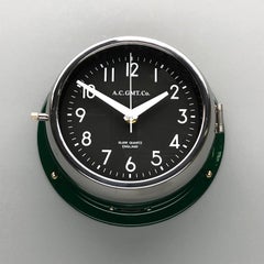 Années 1970 British Racing Green AC.GMT.CO. Horloge murale industrielle avec lunette chromée