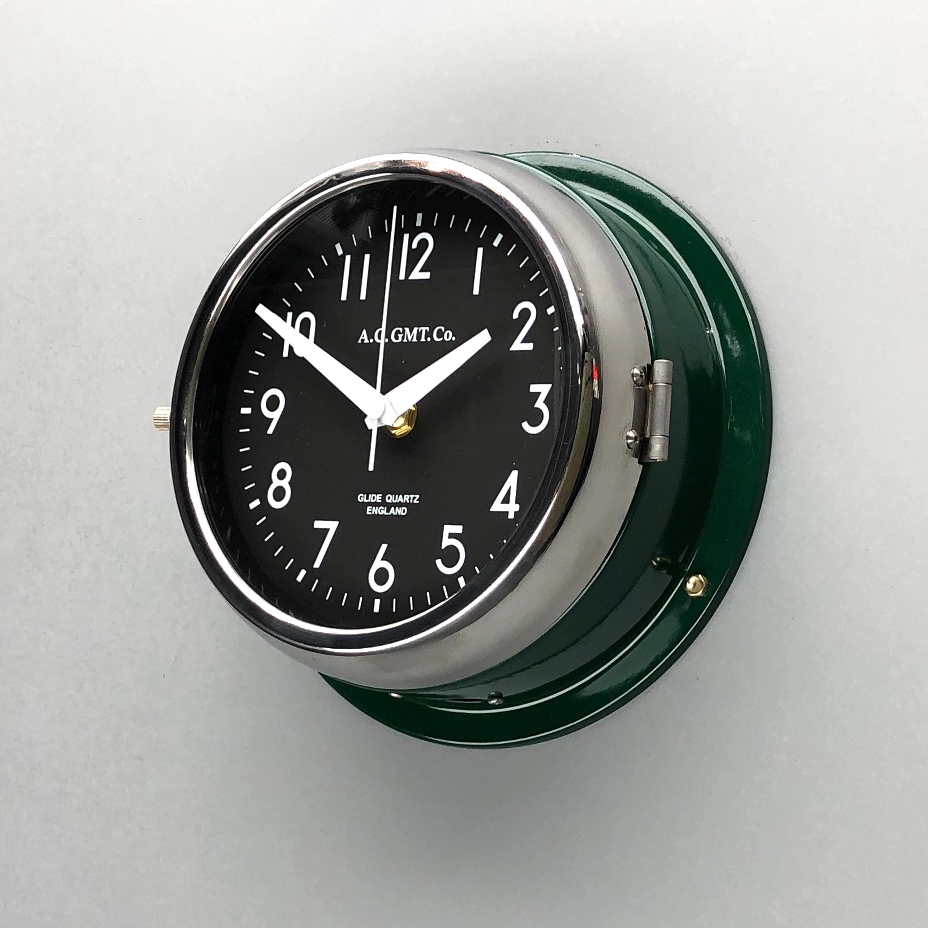 Industriel Années 1970 British Racing Green AC.GMT.CO. Horloge murale industrielle avec lunette chromée  en vente