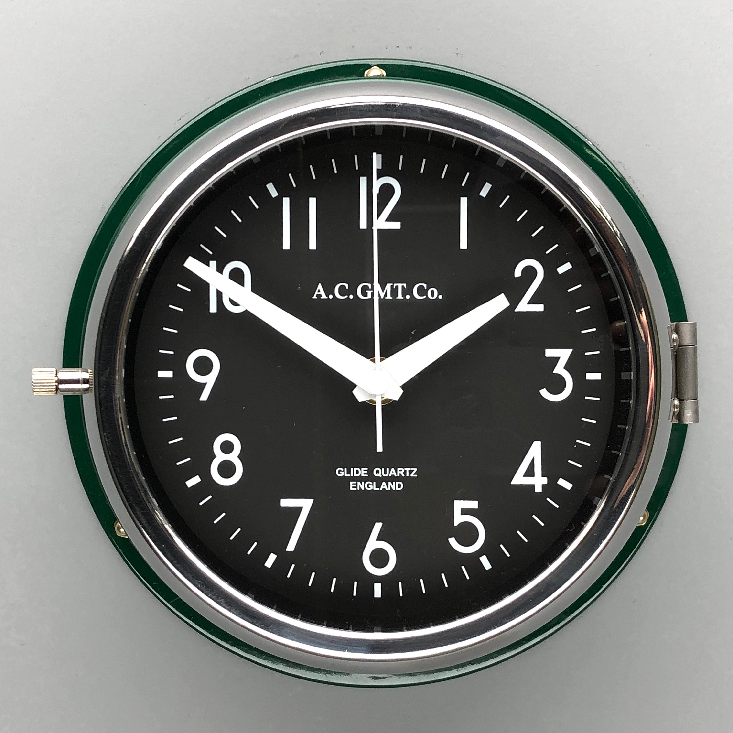 Anglais Années 1970 British Racing Green AC.GMT.CO. Horloge murale industrielle avec lunette chromée  en vente