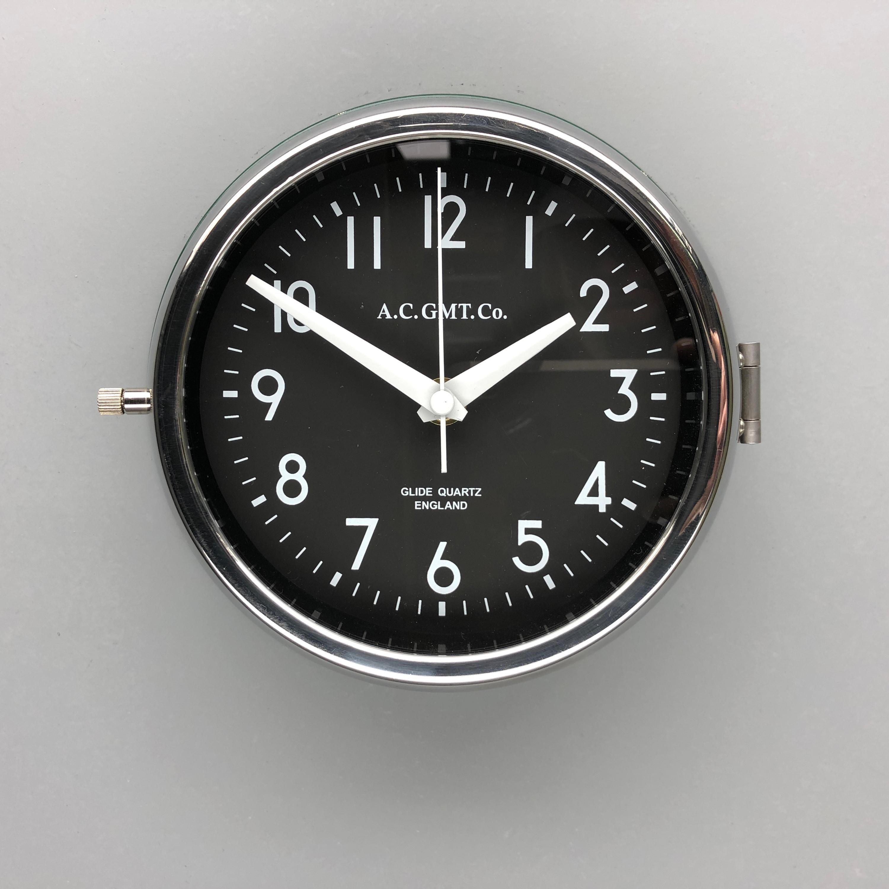 Vernissé Années 1970 British Racing Green AC.GMT.CO. Horloge murale industrielle avec lunette chromée  en vente