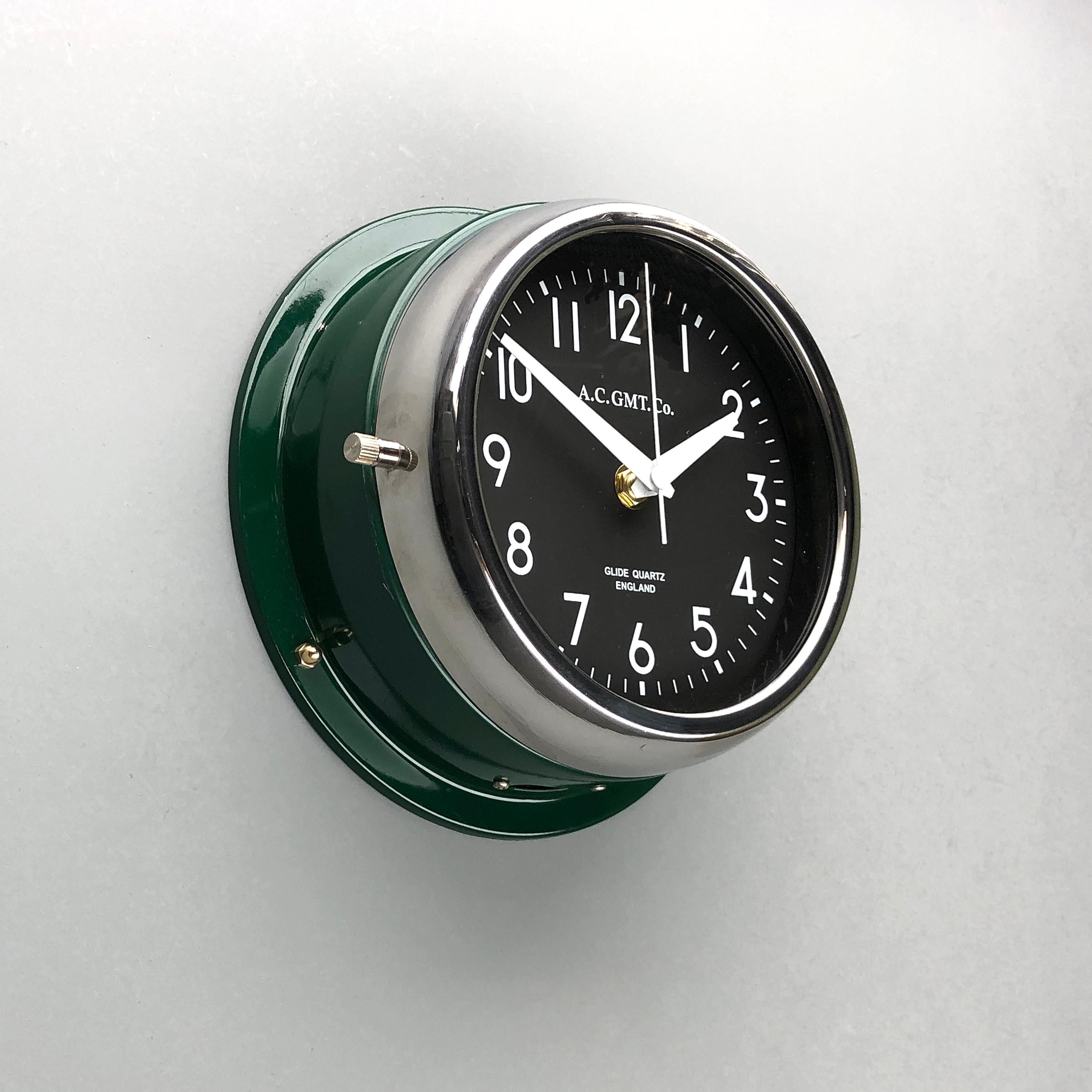 Verre Années 1970 British Racing Green AC.GMT.CO. Horloge murale industrielle avec lunette chromée  en vente
