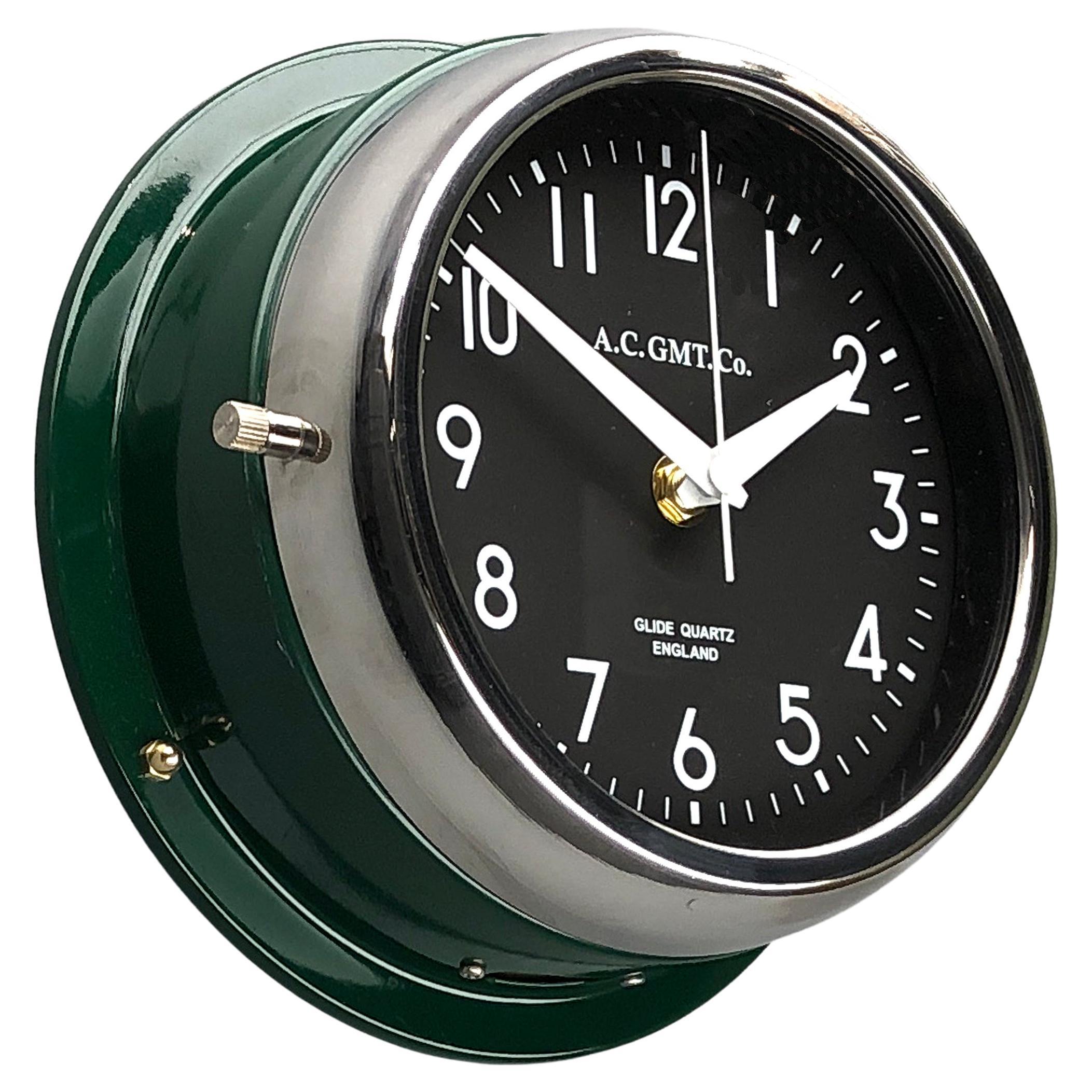 Années 1970 British Racing Green AC.GMT.CO. Horloge murale industrielle avec lunette chromée 