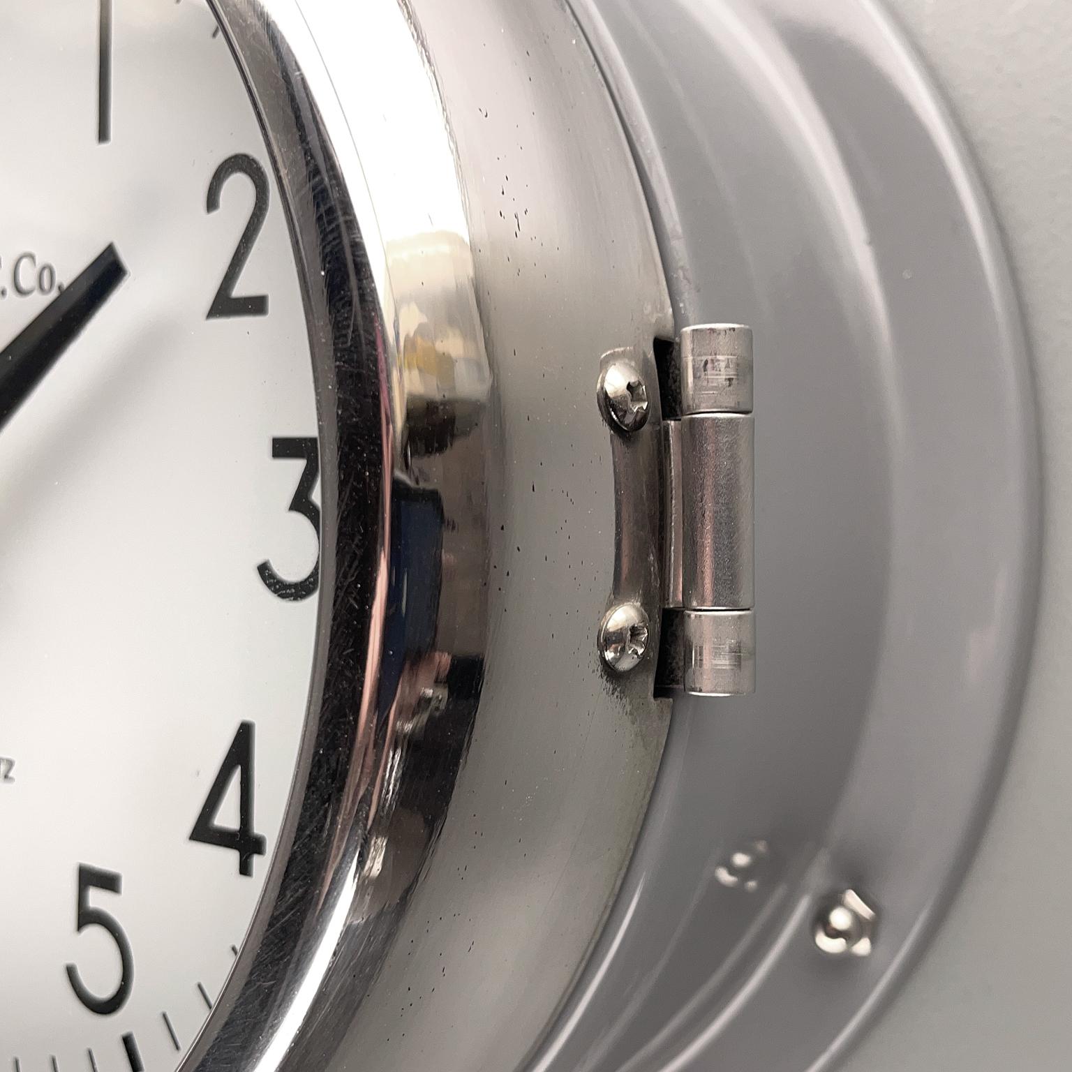 1970's British Ultimate Gray /Monochrome AC GMT Co. Classic Quartz Wall Clock In Excellent Condition In Leicester, Leicestershire