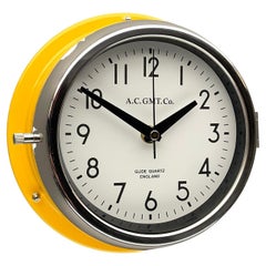 AC GMT Co., British Yellow Illumination & White, années 1970 Horloge murale classique en quartz