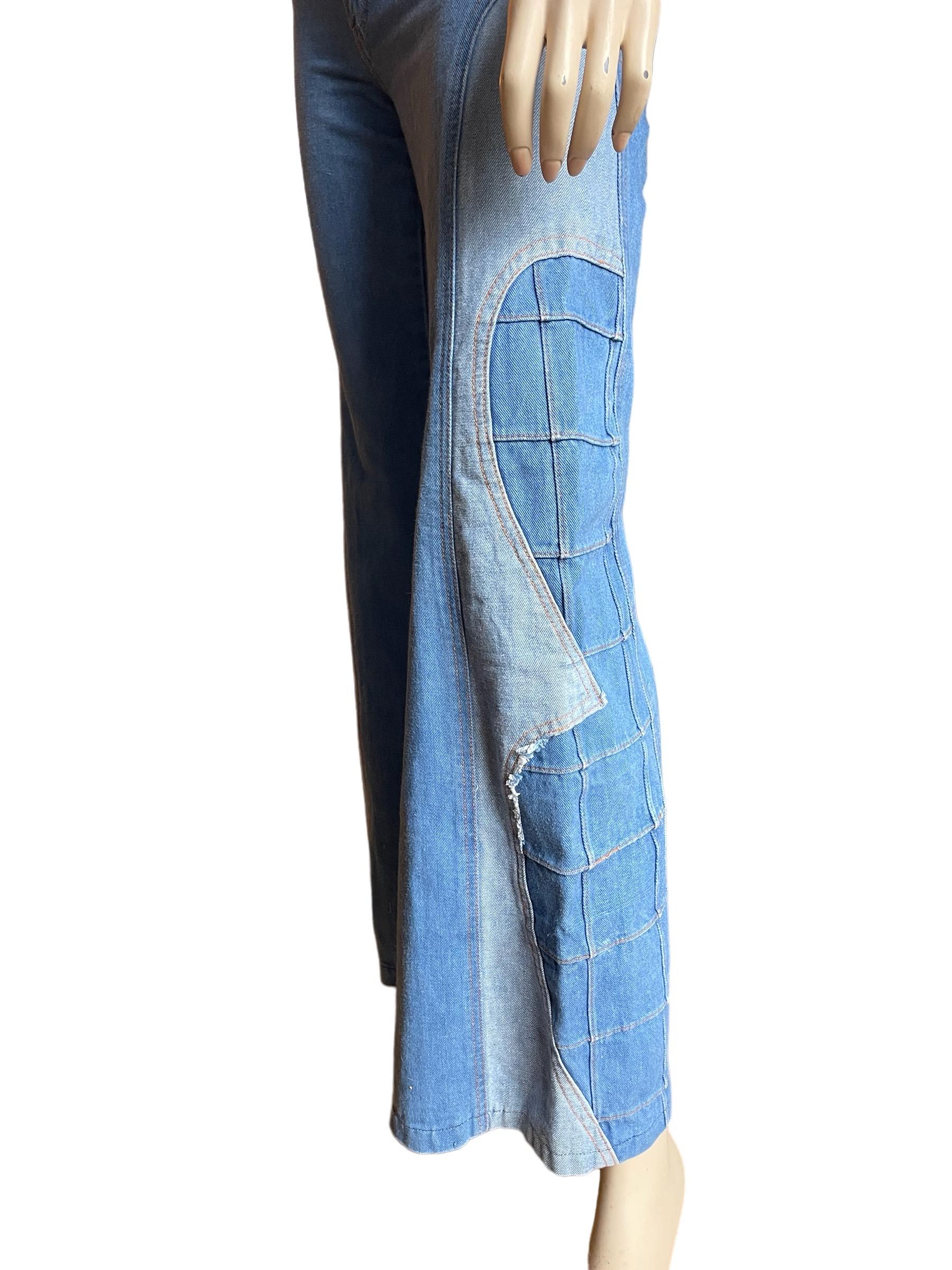 1970er Brittania Denim Jeans mit Glockenunterteil 

Supercoole 1970er-Jahre-Jeans mit Glockenboden und einzigartigem Patchwork. Diese Jeans ist ein echtes Unikat, eine Jeans im Stil der 70er Jahre. 

Kleiner Bleichfleck auf der Rückseite, wie auf