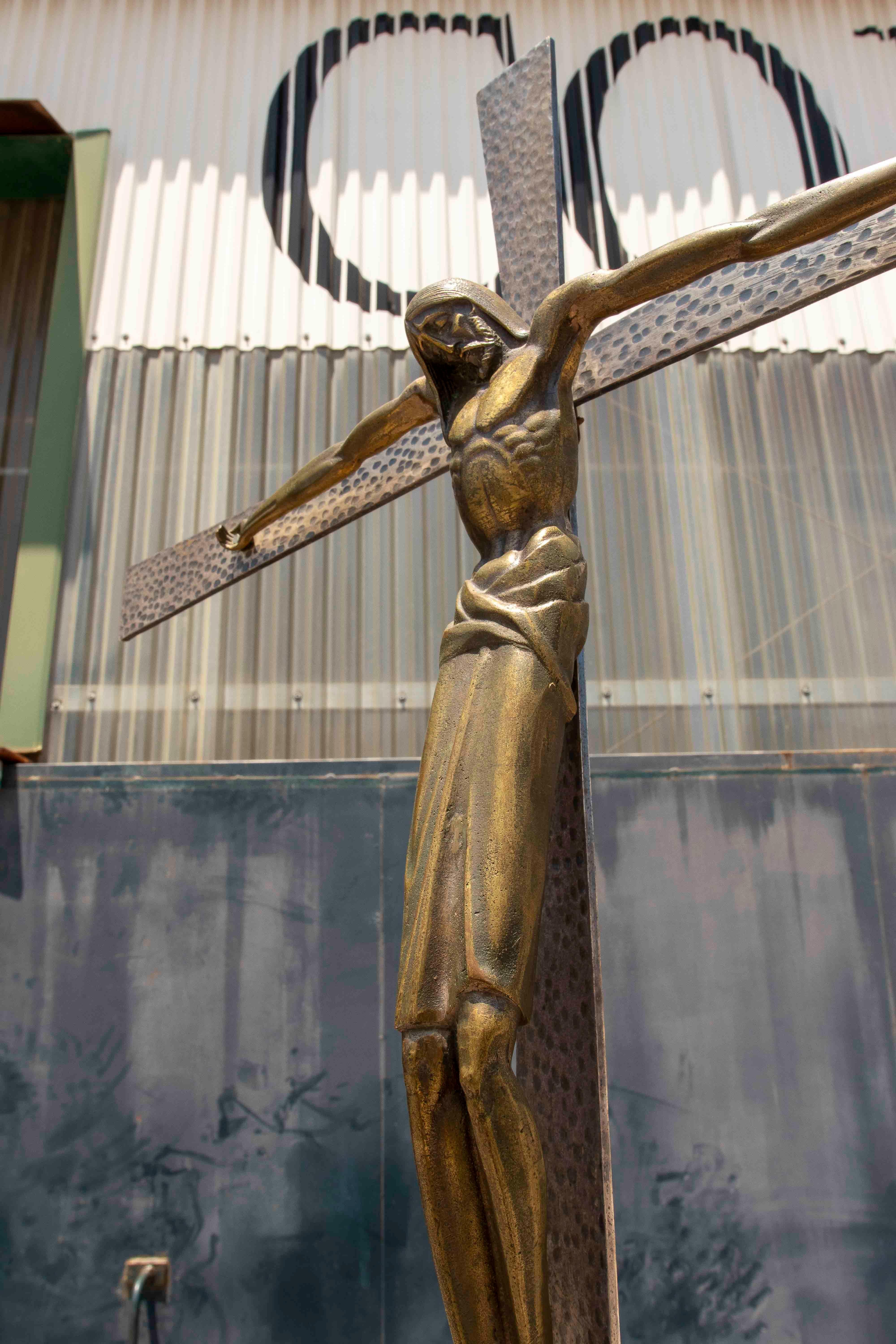 1970s Bronze Cross of Christ on a Star Base im Zustand „Gut“ im Angebot in Marbella, ES