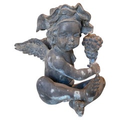 Sculpture française d'un garçon de Bacchus en bronze des années 1970 avec ailes et raisins