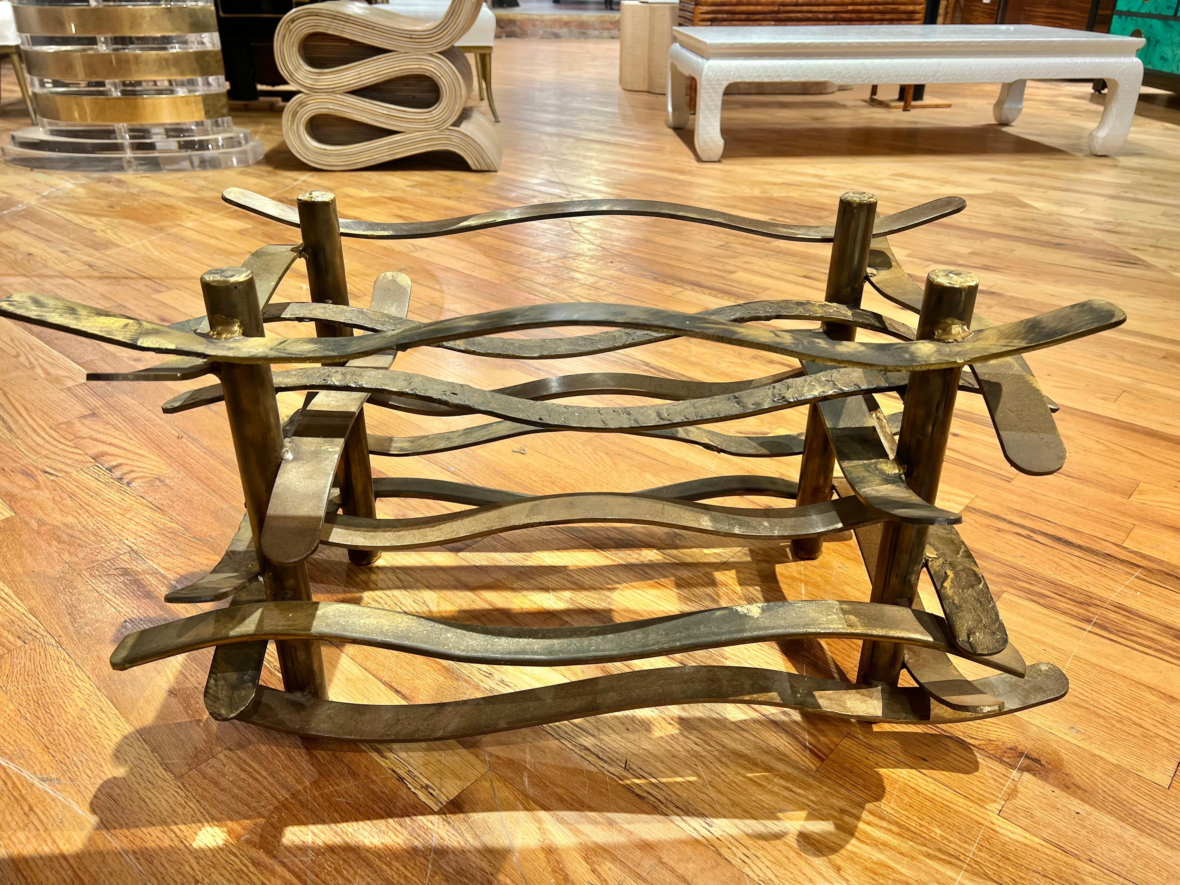 1970er Jahre patinierte Bronze Ribbon Couchtisch Basis entworfen von Silas Seandel. 