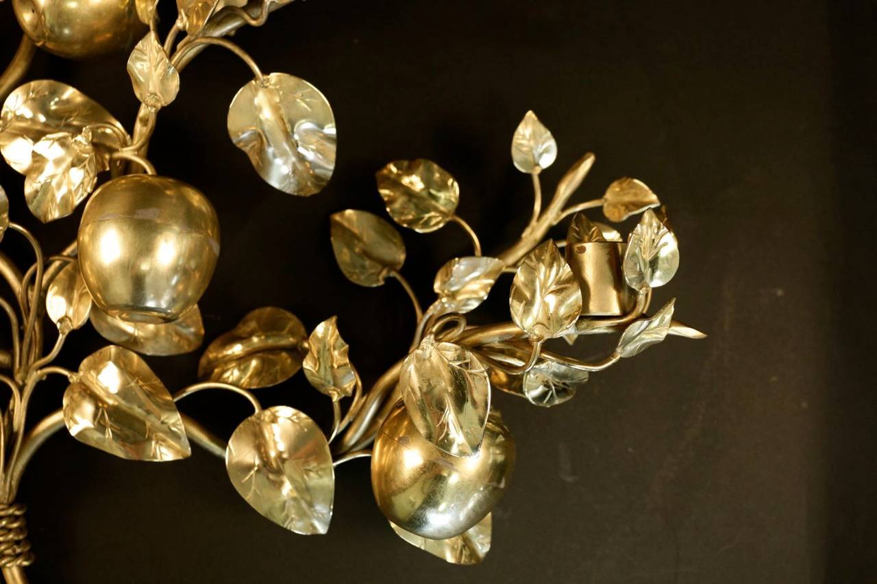 Applique en bronze des années 1970 'L'arbre du jardin d'Eden' de la Maison Roche.
Belle composition de branches de pommier avec du feuillage et des pommes en bronze doré.
Trois bras pour bougies, éventuellement libres électrifiées.


     