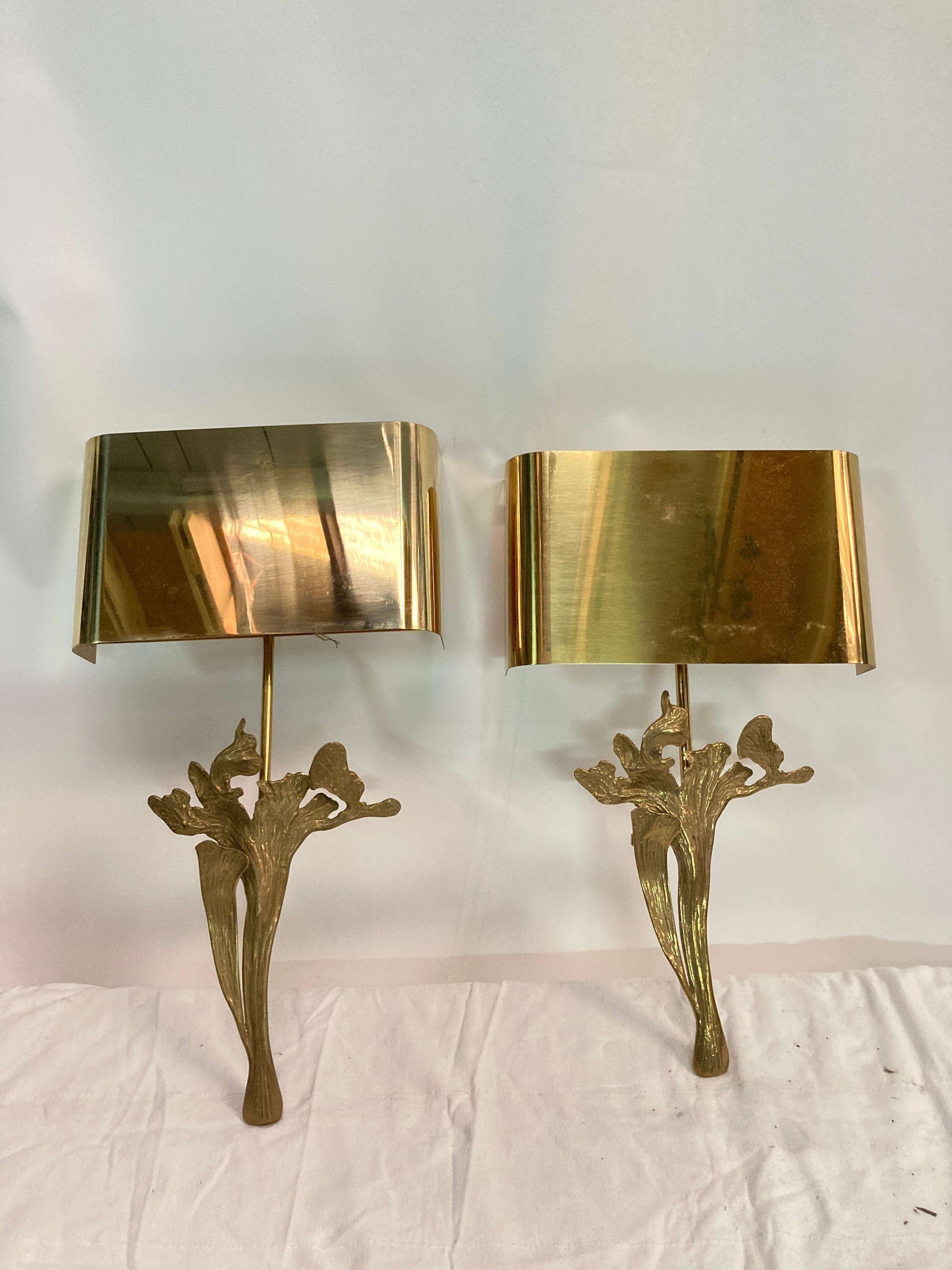 Belle paire d'appliques en bronze avec abat-jour en laiton poli
Signé par Maison Charles
Fabriqué en France
Deux paires disponibles 
Recâblage