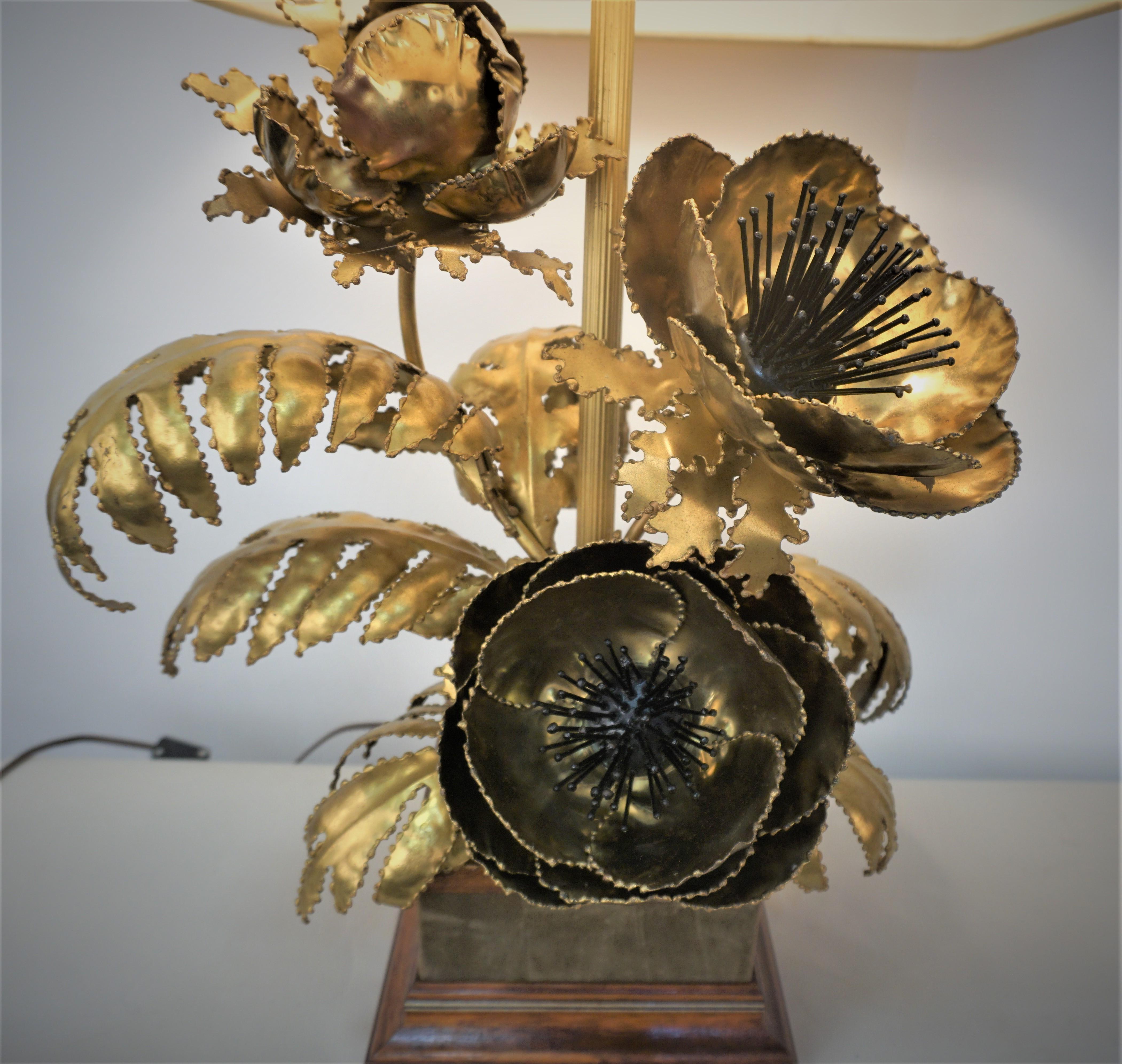Französisch 1970's handgefertigte Bronze Flora und Blätter Tischlampe mit quadratischen teilweise mit Samt Holz Basis abgedeckt. 
Die Messung umfasst den Lampenschirm.