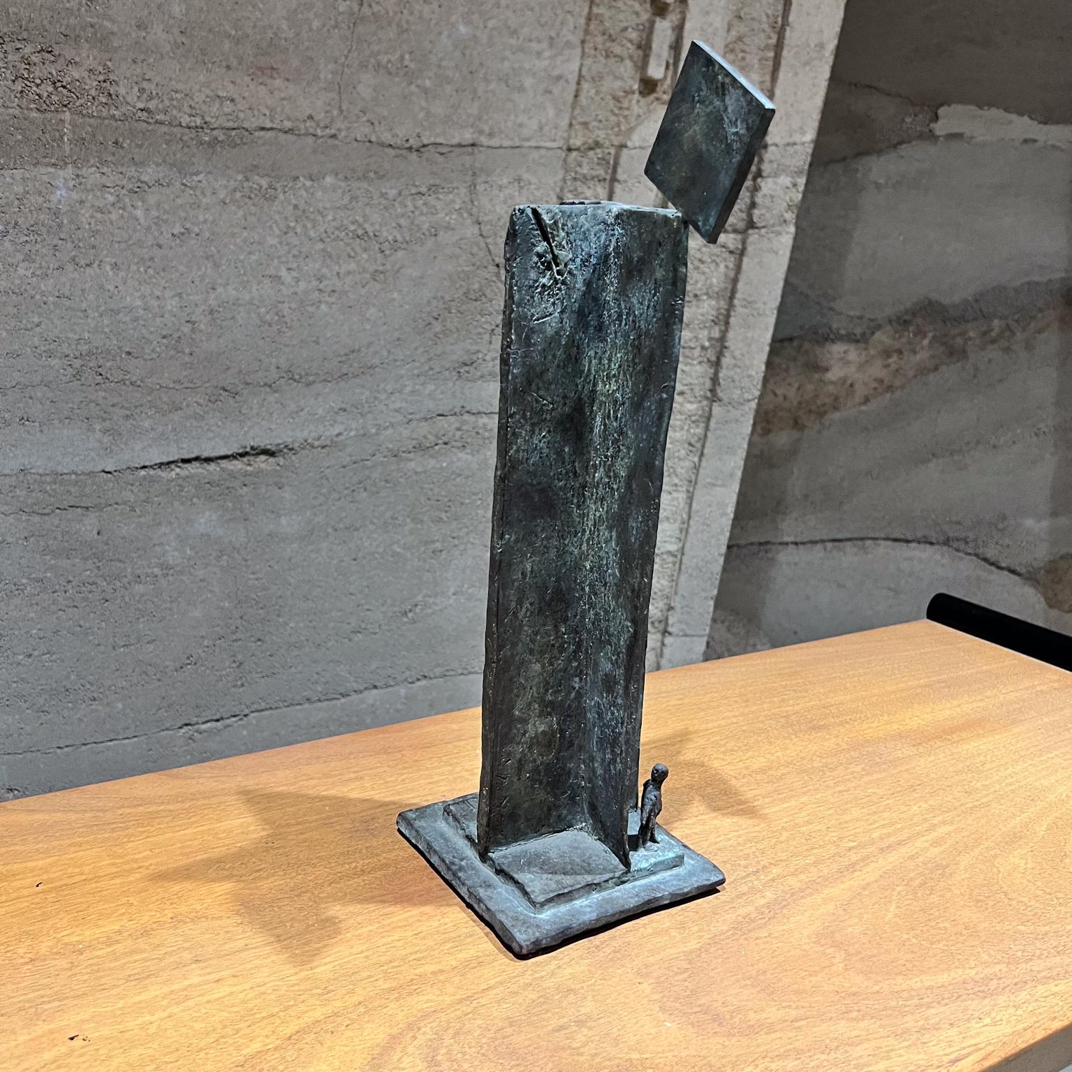 Scultura degli anni '70 presenta una forma architettonica in bronzo con una figura
17 h x 5,5 l x 6,75
Condizioni originali d'epoca non restaurate.
Fare riferimento alle immagini.