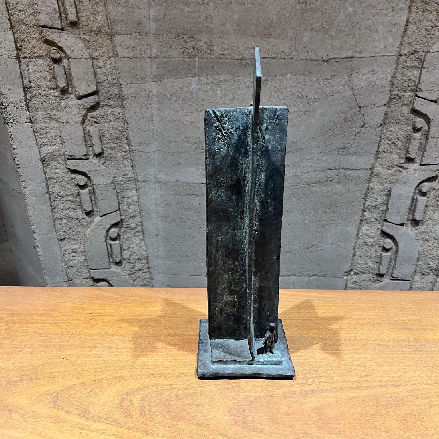Mid-Century moderno Scultura in bronzo del 1970 Monumento architettonico con figura in vendita