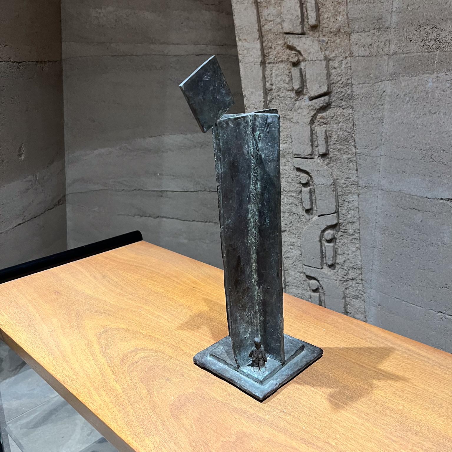 Messicano Scultura in bronzo del 1970 Monumento architettonico con figura in vendita