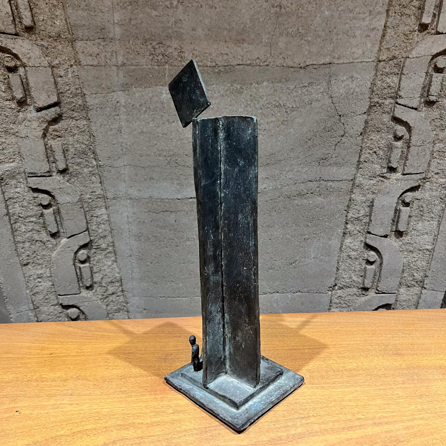 Scultura in bronzo del 1970 Monumento architettonico con figura in vendita 1