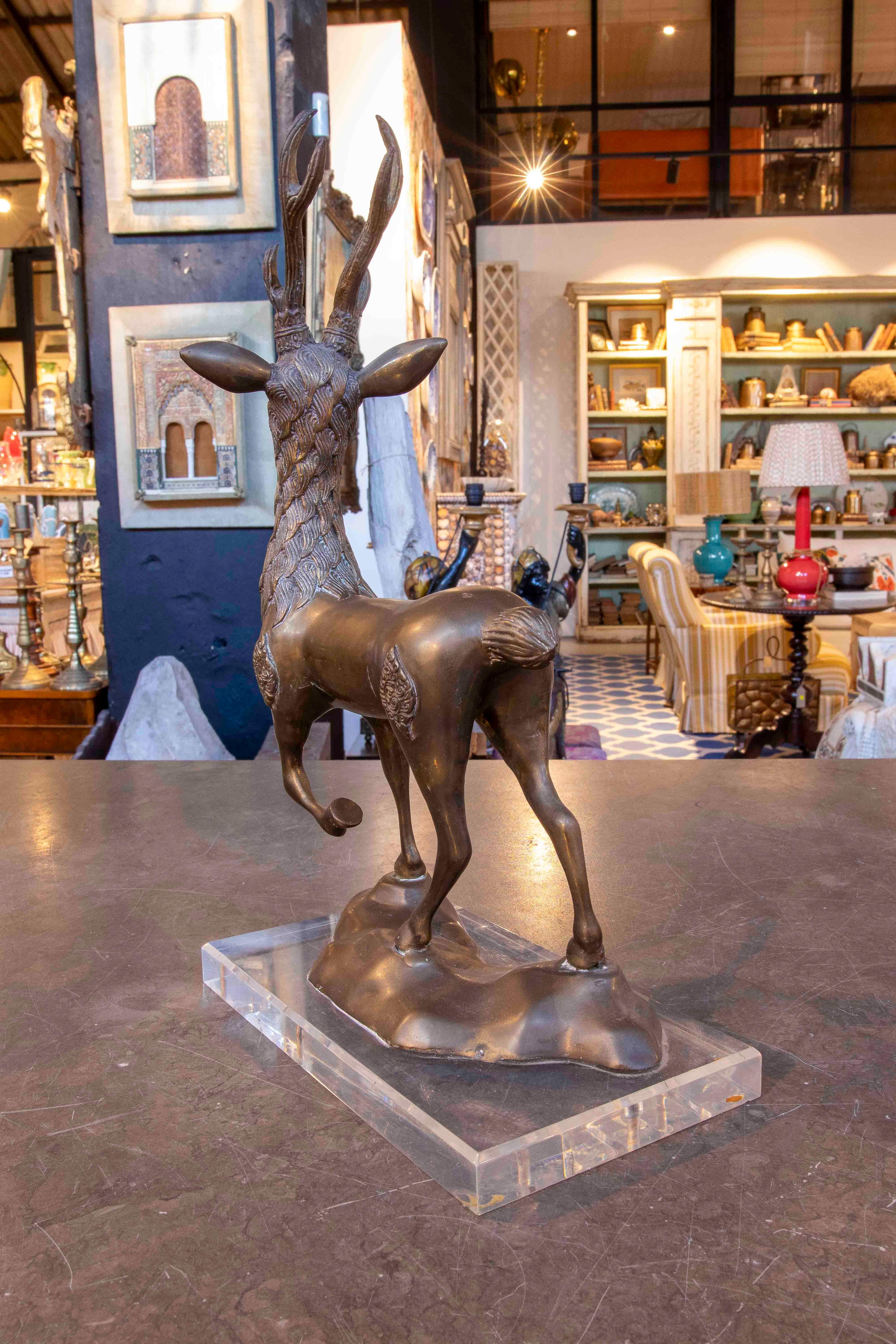 Spagnolo Scultura in bronzo degli anni '70 di un cervo su base in metacrilato, Italia in vendita