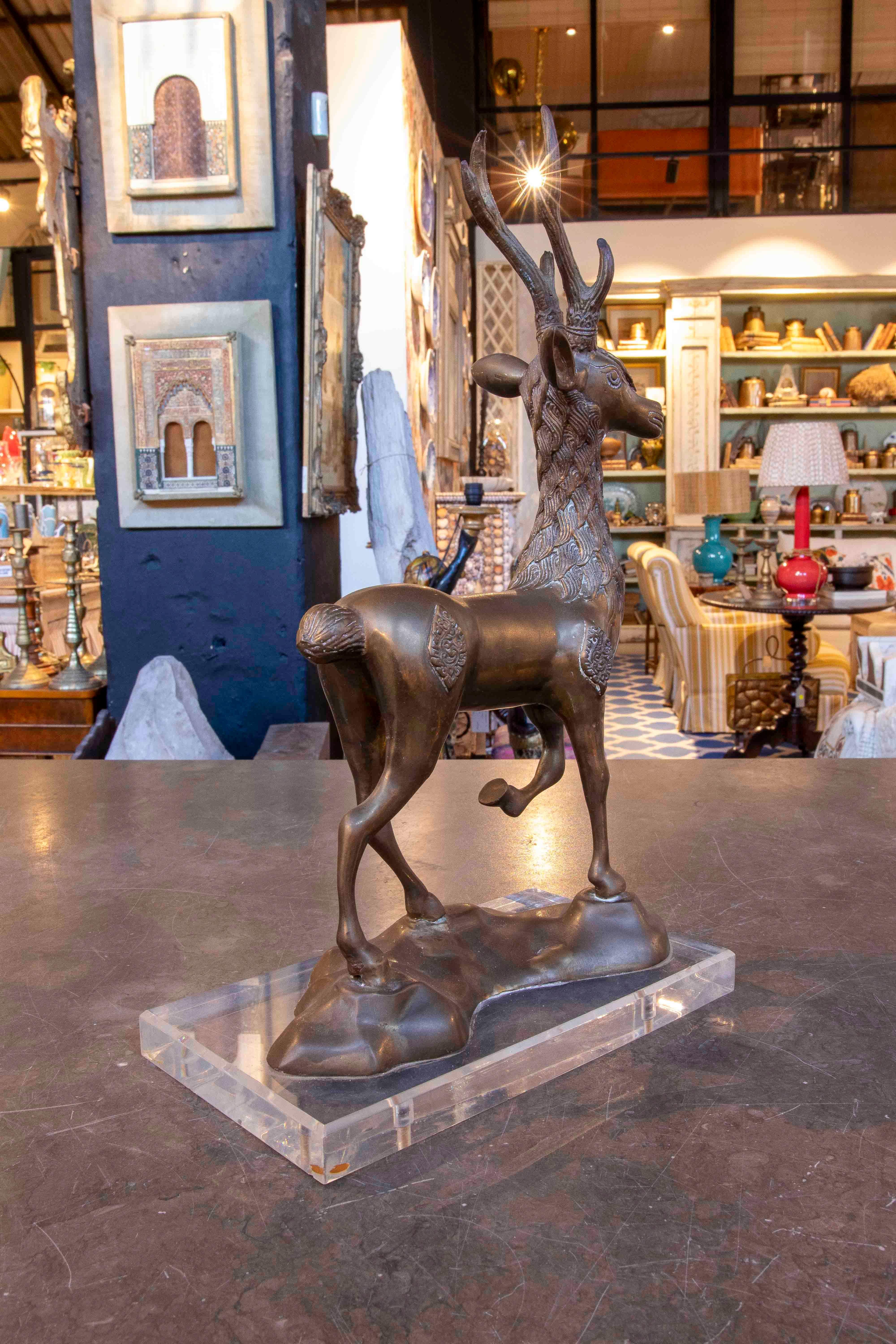 Scultura in bronzo degli anni '70 di un cervo su base in metacrilato, Italia In condizioni buone in vendita a Marbella, ES