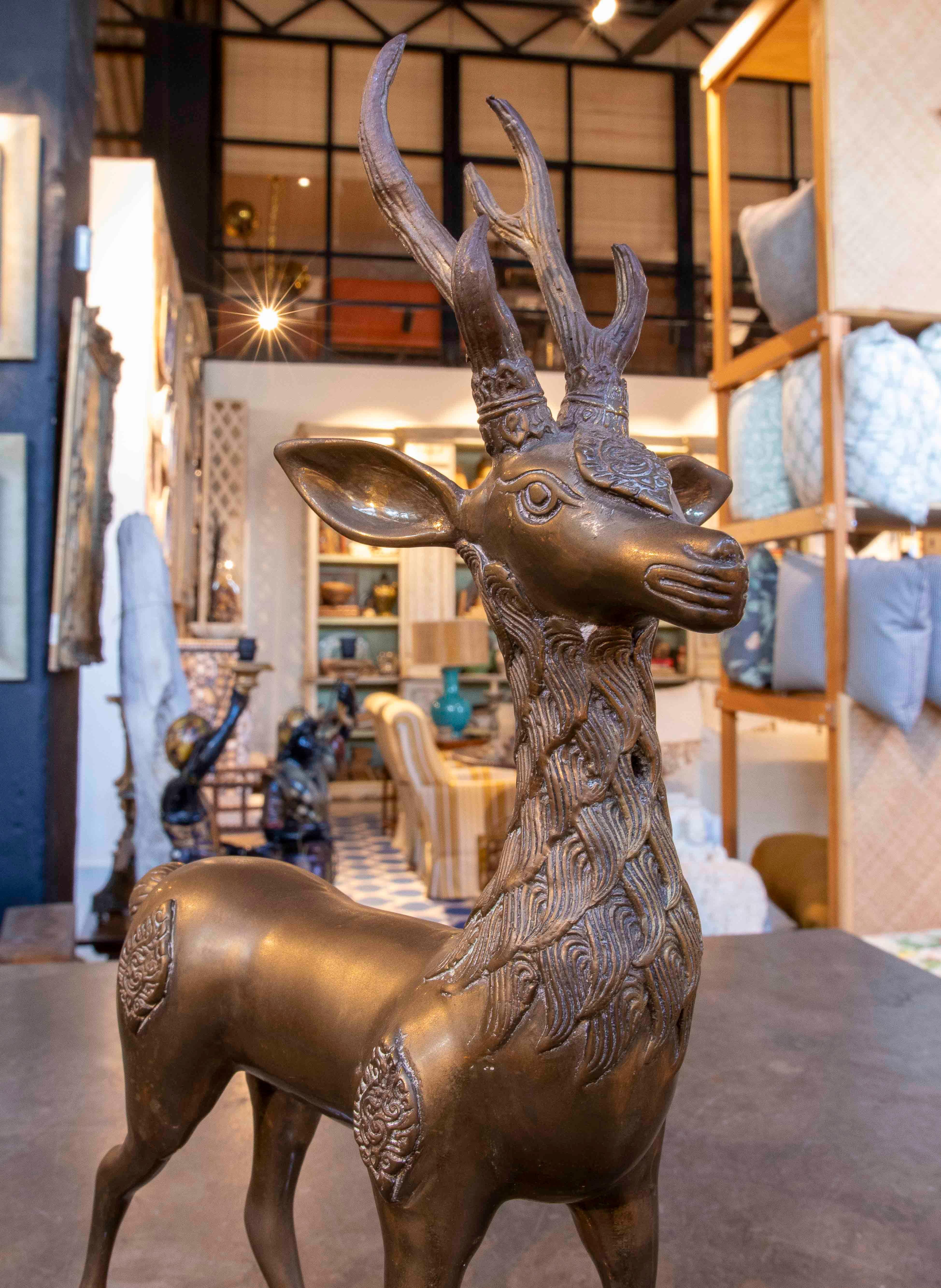 XX secolo Scultura in bronzo degli anni '70 di un cervo su base in metacrilato, Italia in vendita