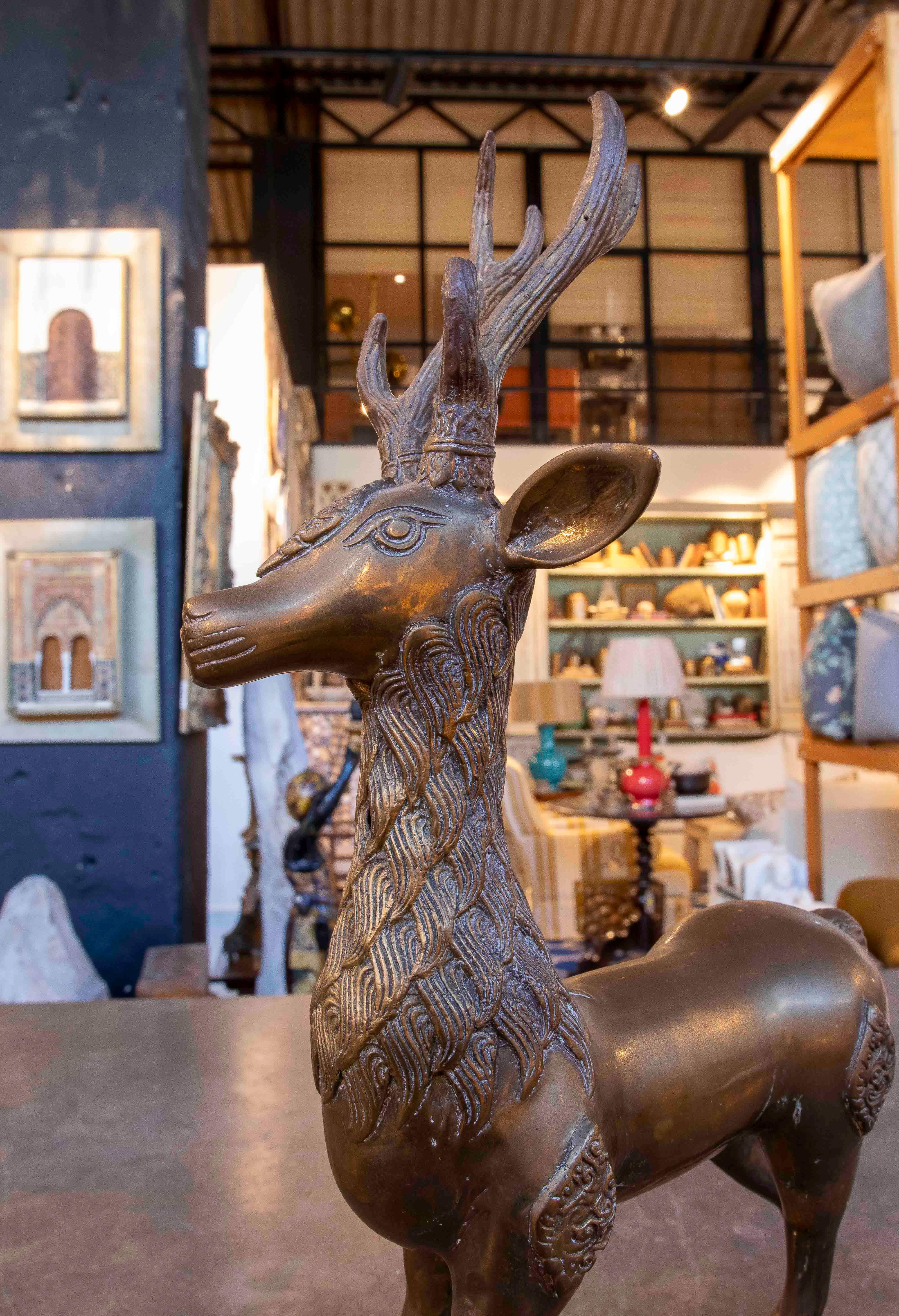 Bronzo Scultura in bronzo degli anni '70 di un cervo su base in metacrilato, Italia in vendita