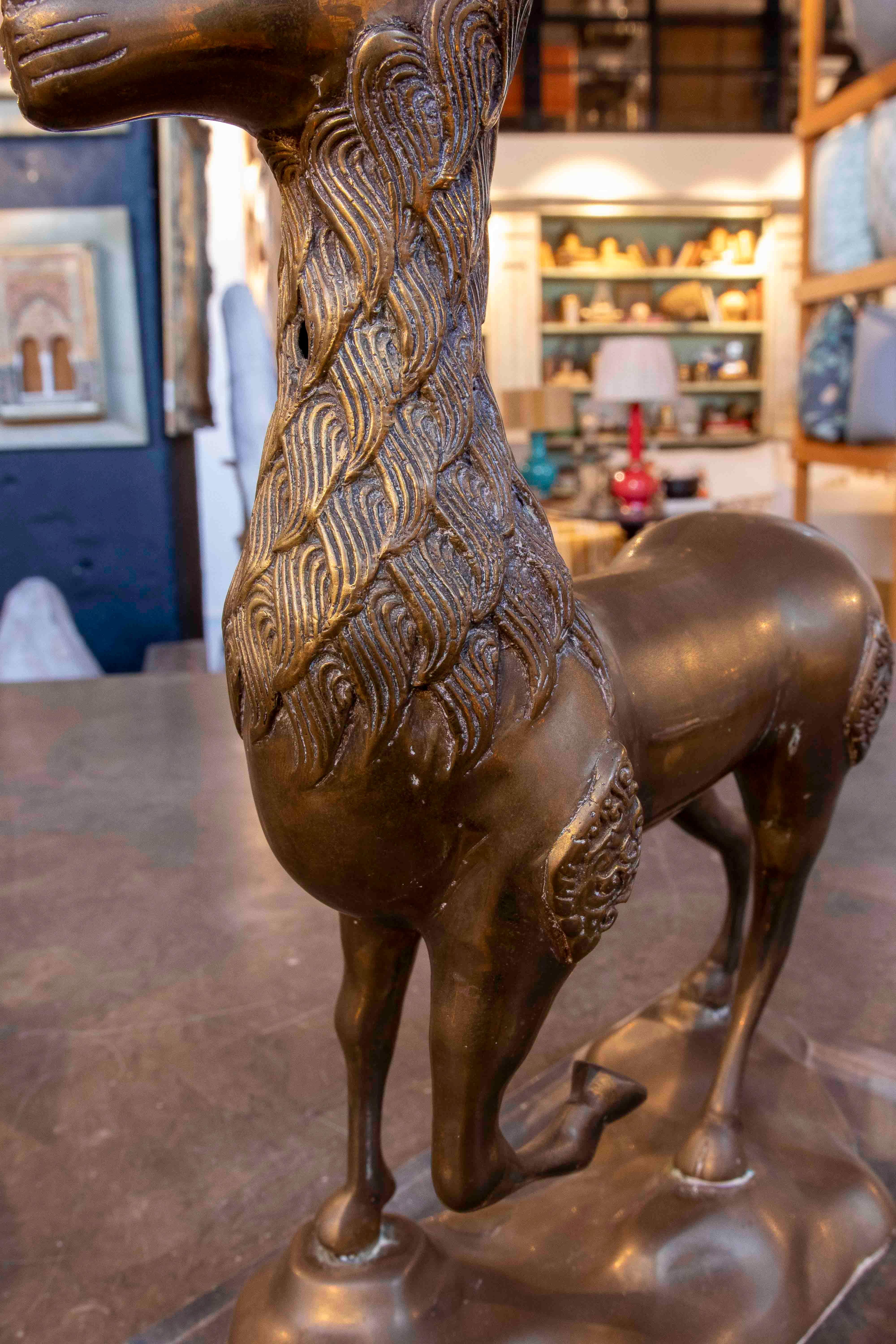 Scultura in bronzo degli anni '70 di un cervo su base in metacrilato, Italia in vendita 1