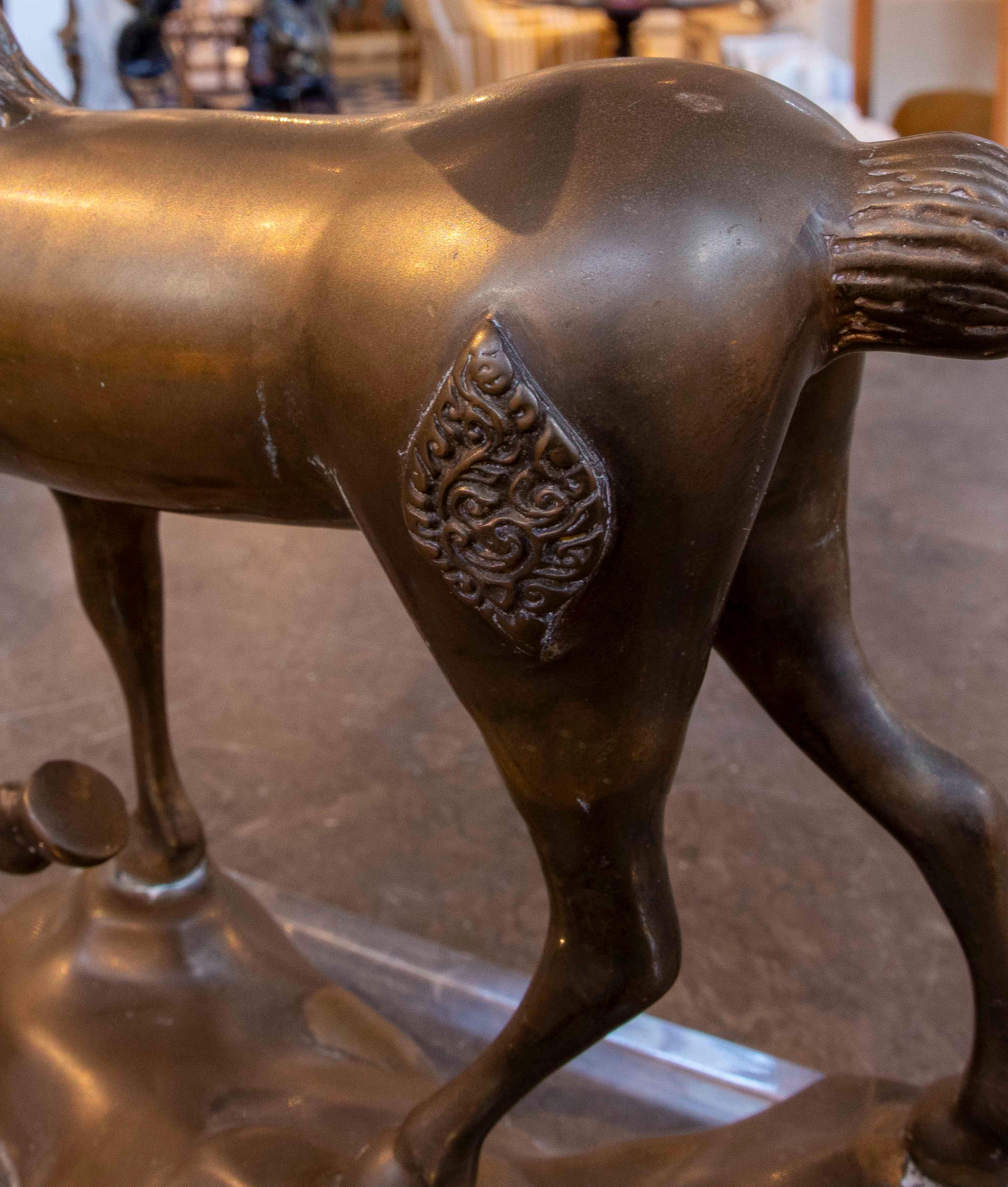 Scultura in bronzo degli anni '70 di un cervo su base in metacrilato, Italia in vendita 2