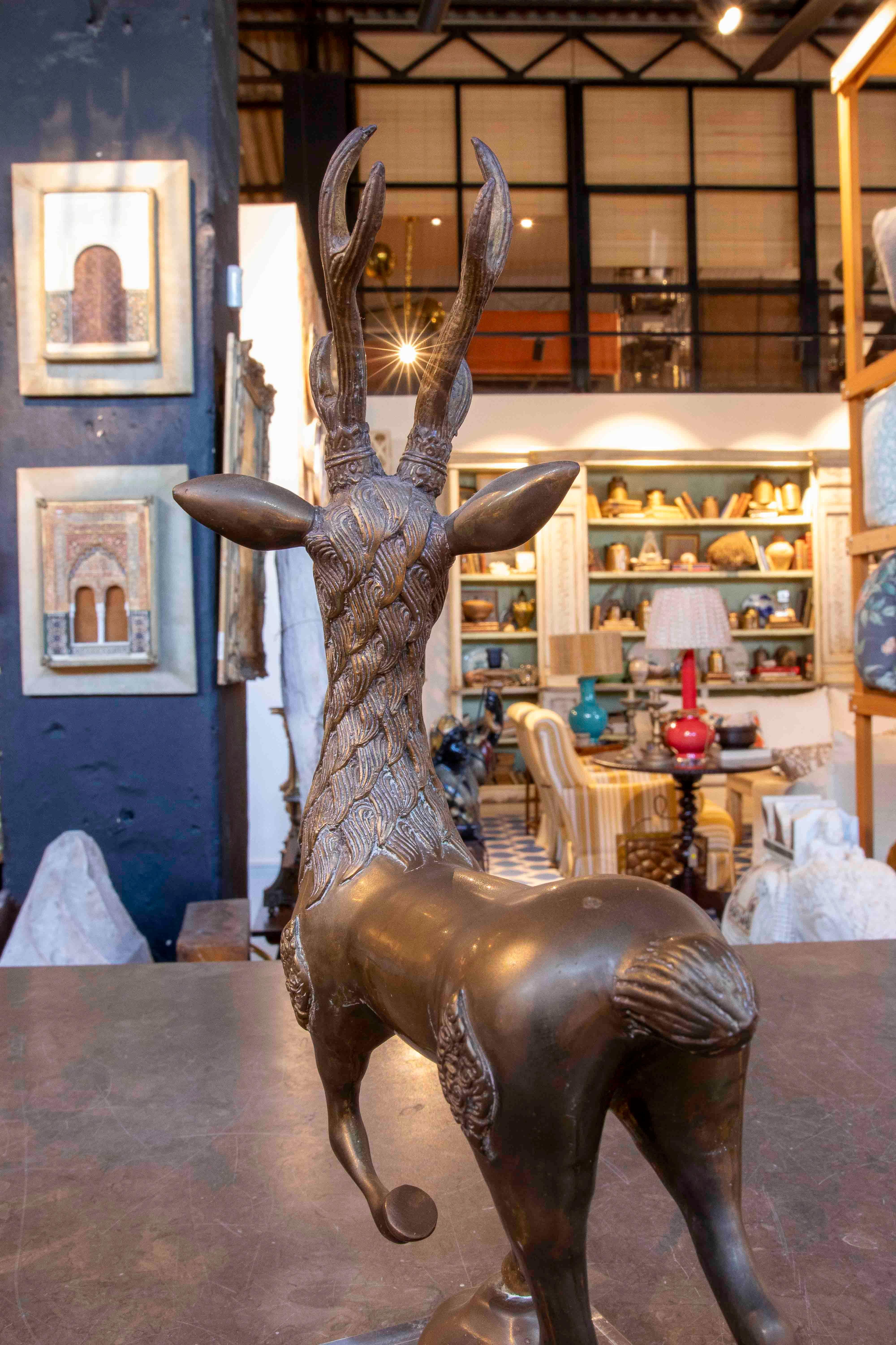 Scultura in bronzo degli anni '70 di un cervo su base in metacrilato, Italia in vendita 3