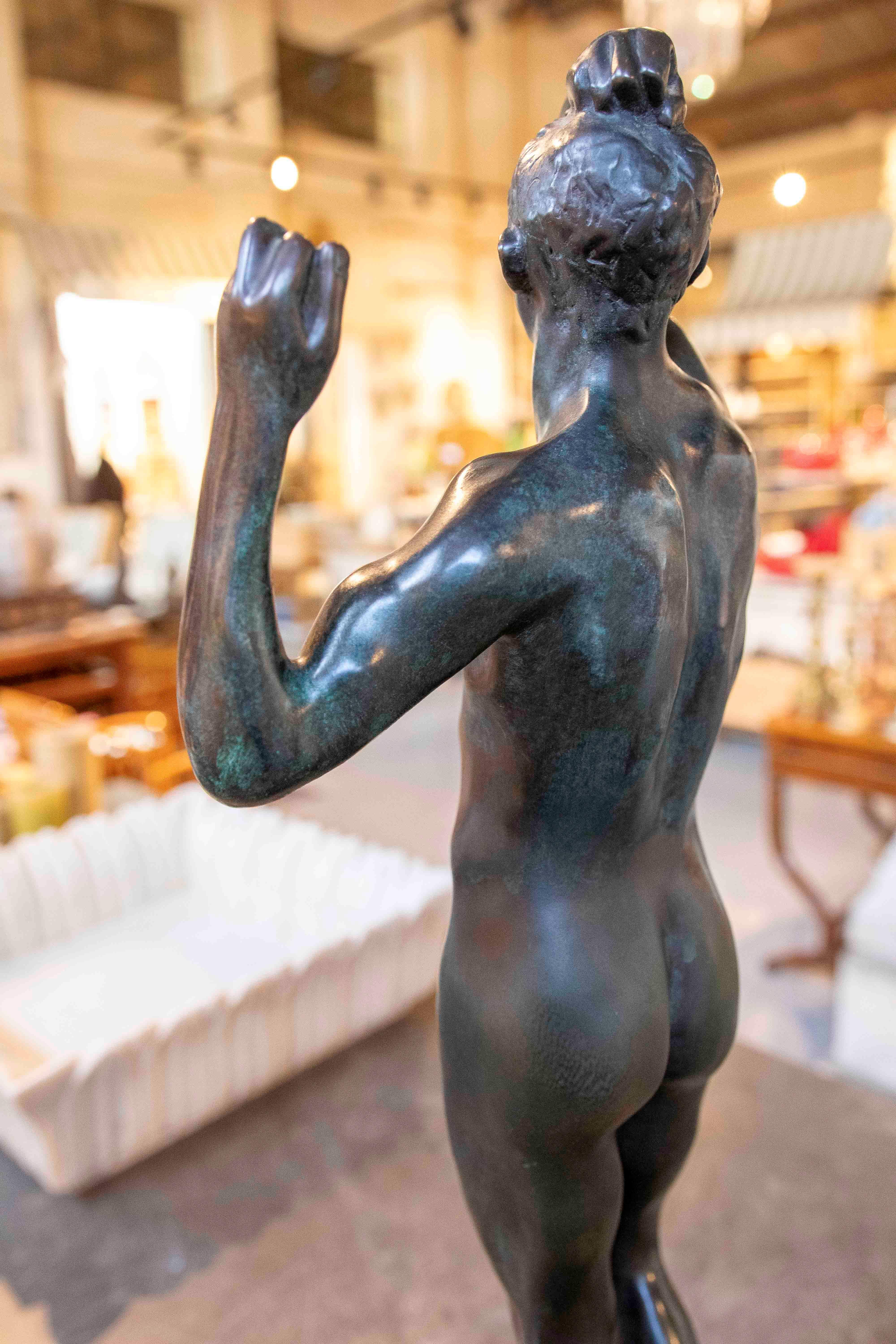 Scultura in bronzo di un uomo nudo degli anni '70, firmata. in vendita 5