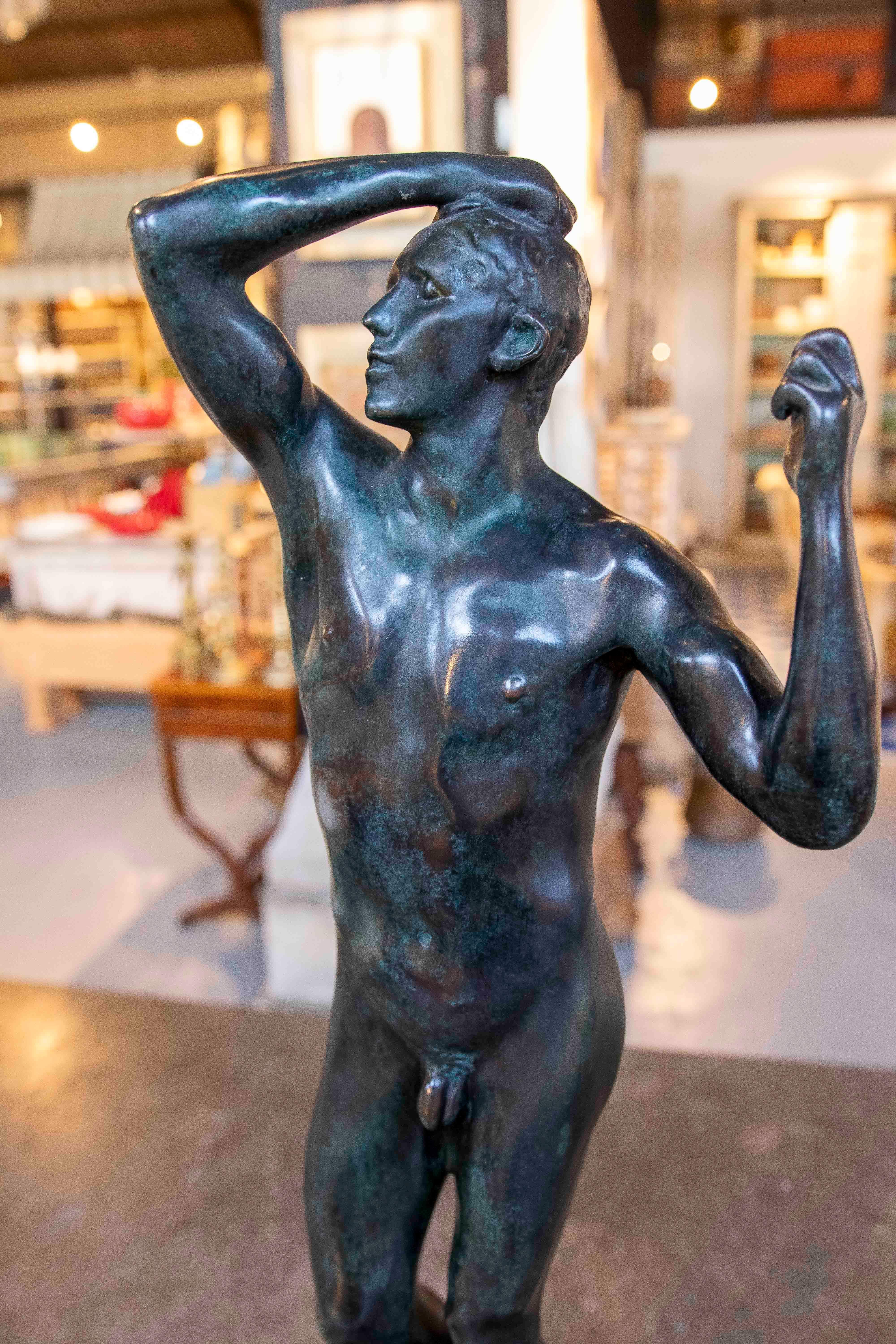 Scultura in bronzo di un uomo nudo degli anni '70, firmata. in vendita 1