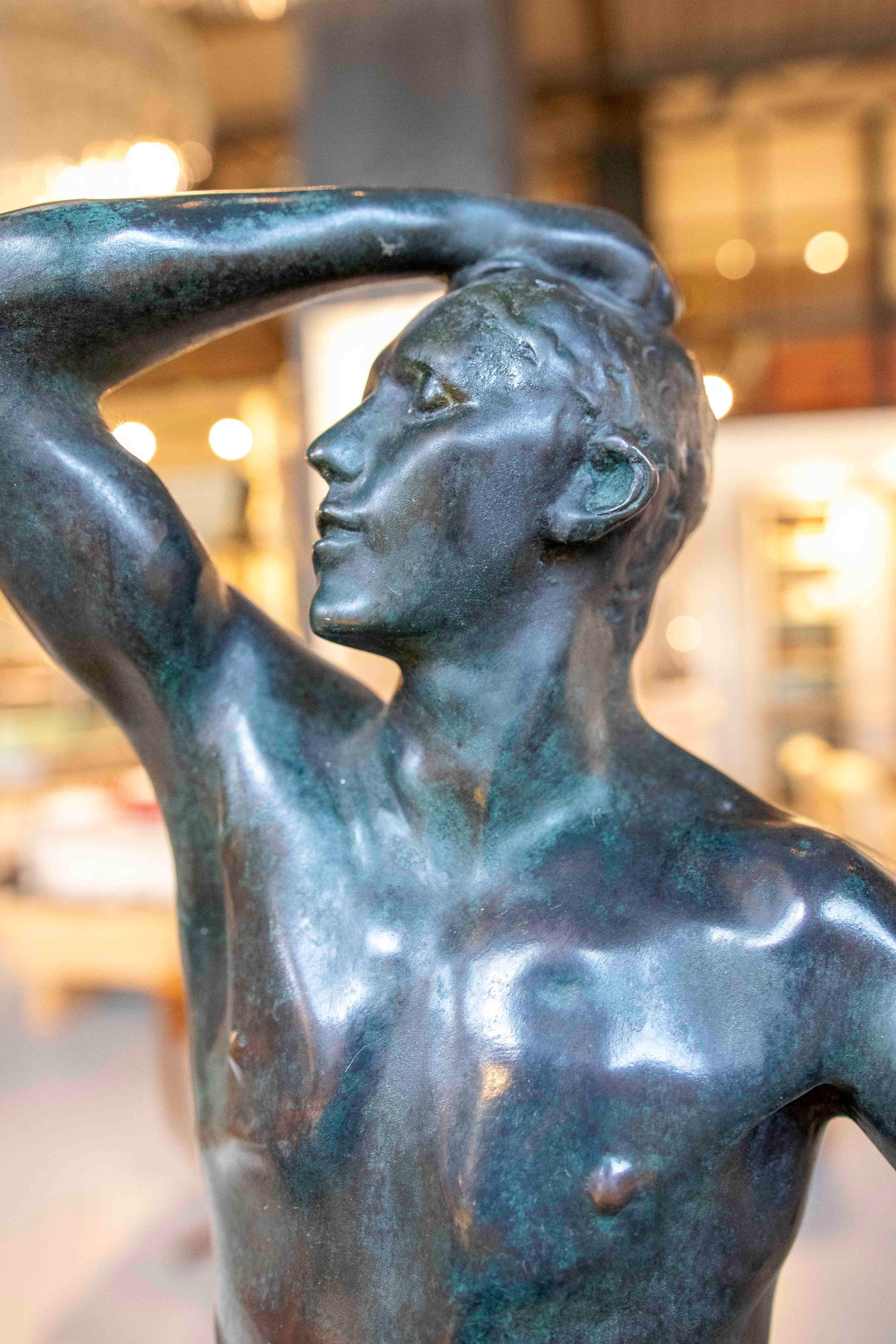 Scultura in bronzo di un uomo nudo degli anni '70, firmata. in vendita 2