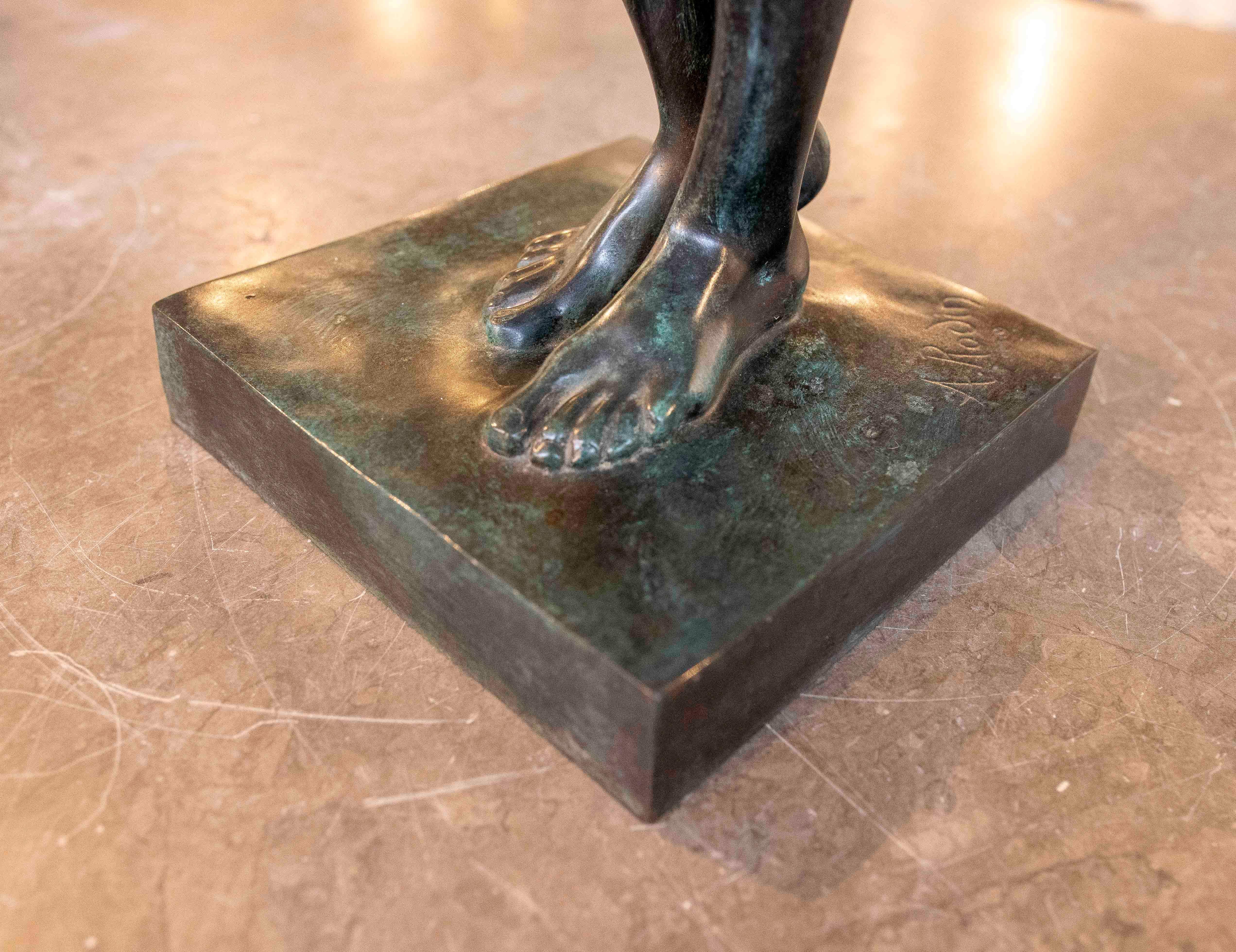 Scultura in bronzo di un uomo nudo degli anni '70, firmata. in vendita 3